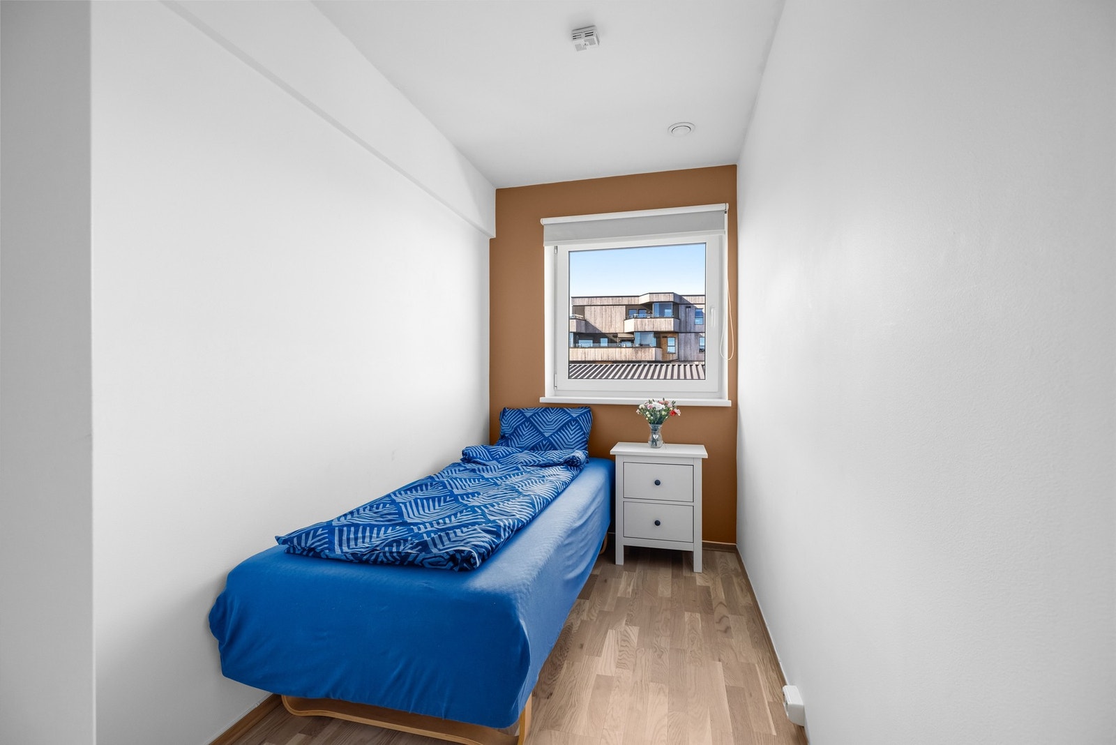 Soverom tilstøtende bod har noe mindre bredde enn det som fremgår av godkjent byggetegning. På byggetegning er rommet markert som 6,4 m². Galleribilde