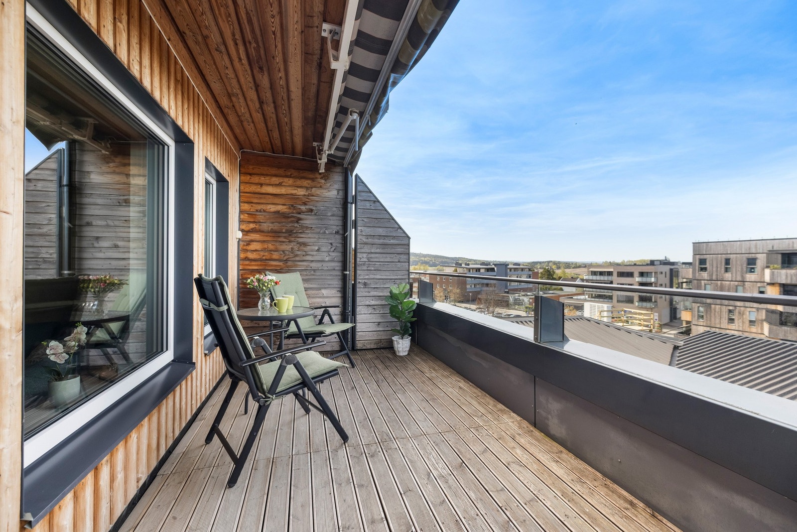 Fra stue og kjøkken er det utgang til en hyggelig balkong på ca. 10 m², som oppleves som en naturlig forlengelse av oppholdsrommet i de varmere månedene. Galleribilde