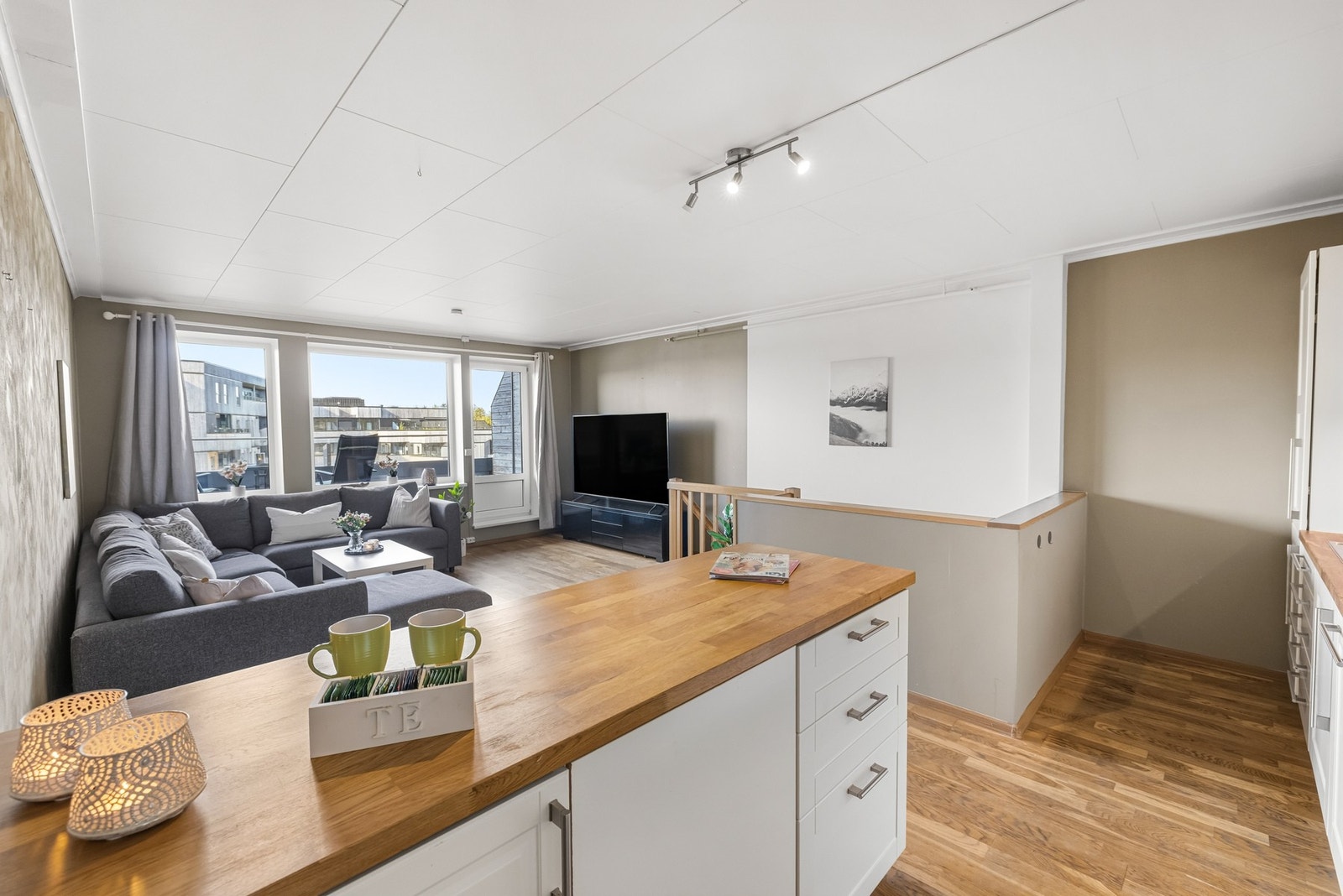 Mellom kjøkken og stue er det avsatt en naturlig spiseplass, hvor du enkelt får plass til et større spisebord, perfekt for både hverdagsmiddager og sosiale sammenkomster med familie og venner. Galleribilde