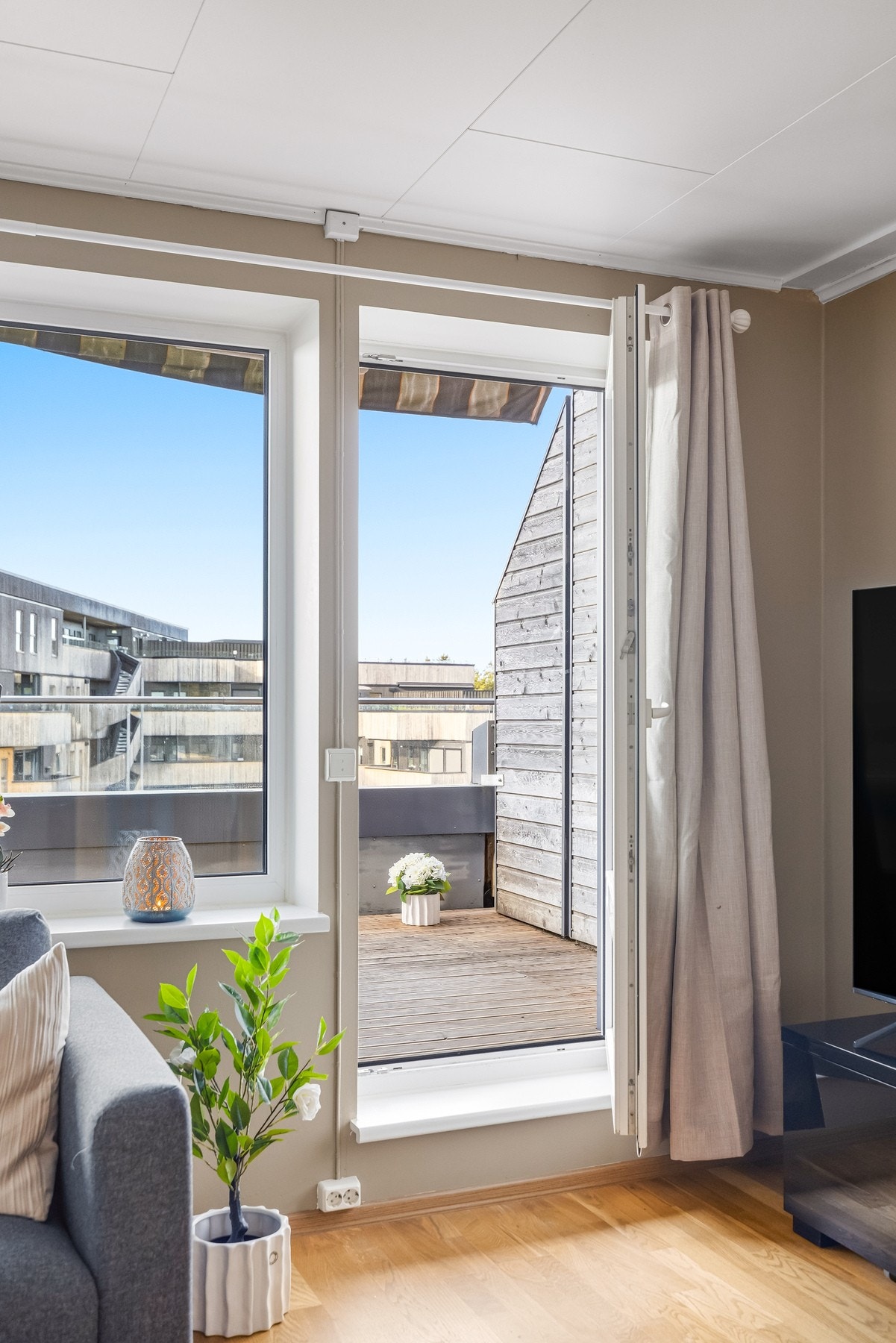 Fra boligen er det gangavstand til togstasjon med hyppige avganger til både Lillestrøm og Oslo S, noe som gjør dette til et perfekt utgangspunkt for deg som ønsker en enkel pendlerhverdag. Galleribilde