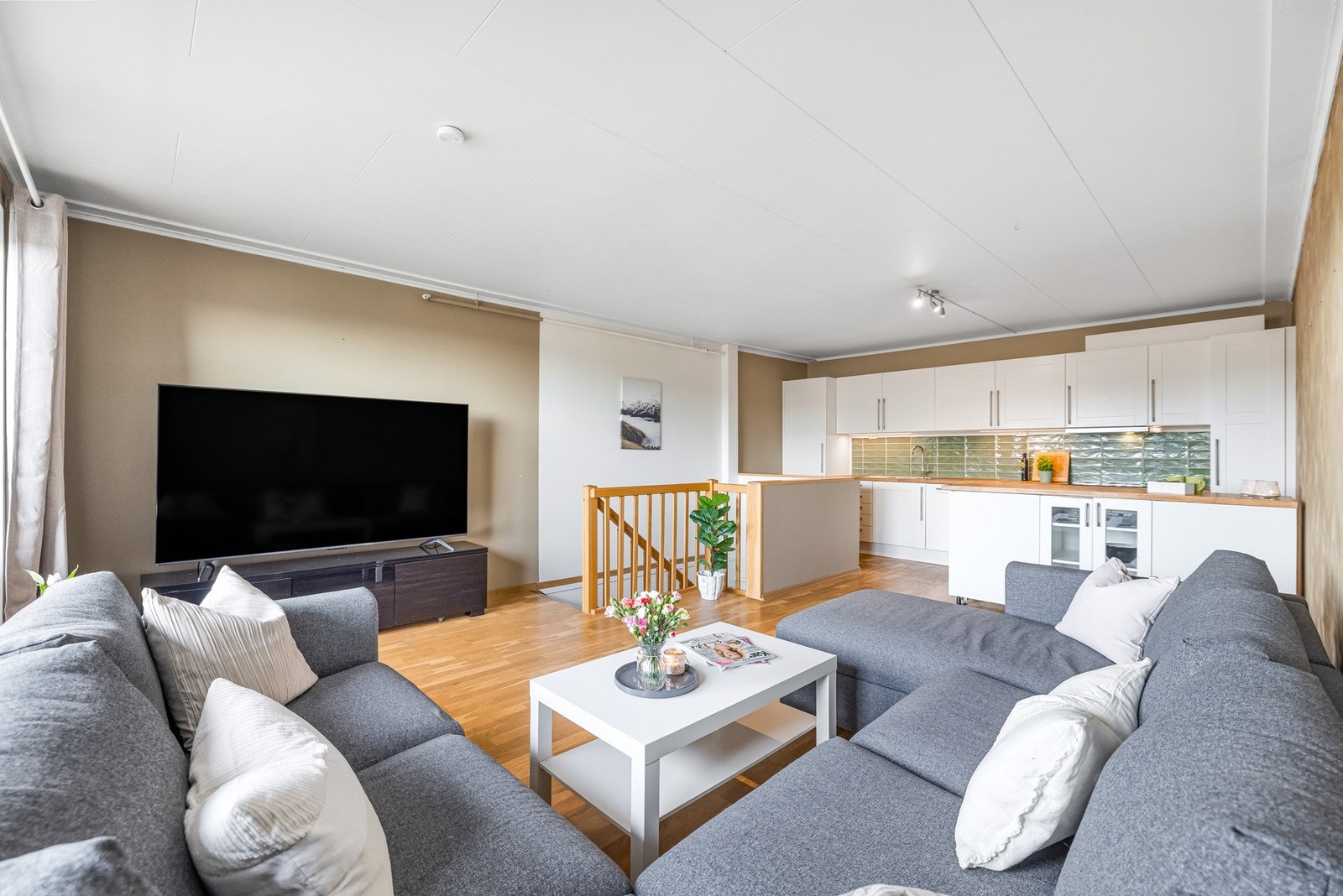 Stuen fremstår som romslig og lett å møblere, med god plass til en stor hjørnesofa og tilhørende TV-løsning. Galleribilde
