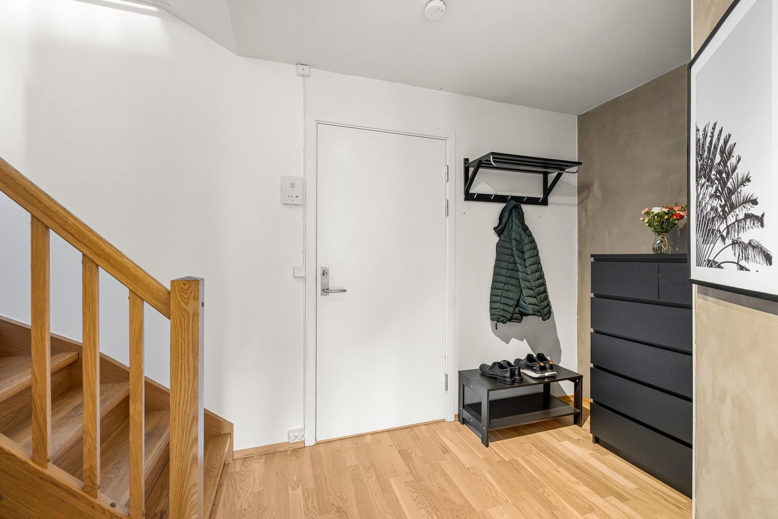 Innenfor inngangsdøren møtes du av en lys og luftig entré som gir et godt førsteinntrykk av boligen. Galleribilde