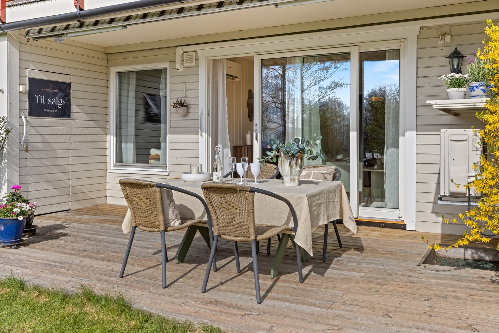 Her kan man enkelt ta med morgenkaffen ut, dekke til lunsj i solen eller slå av en prat med naboer i rolige omgivelser. Galleribilde