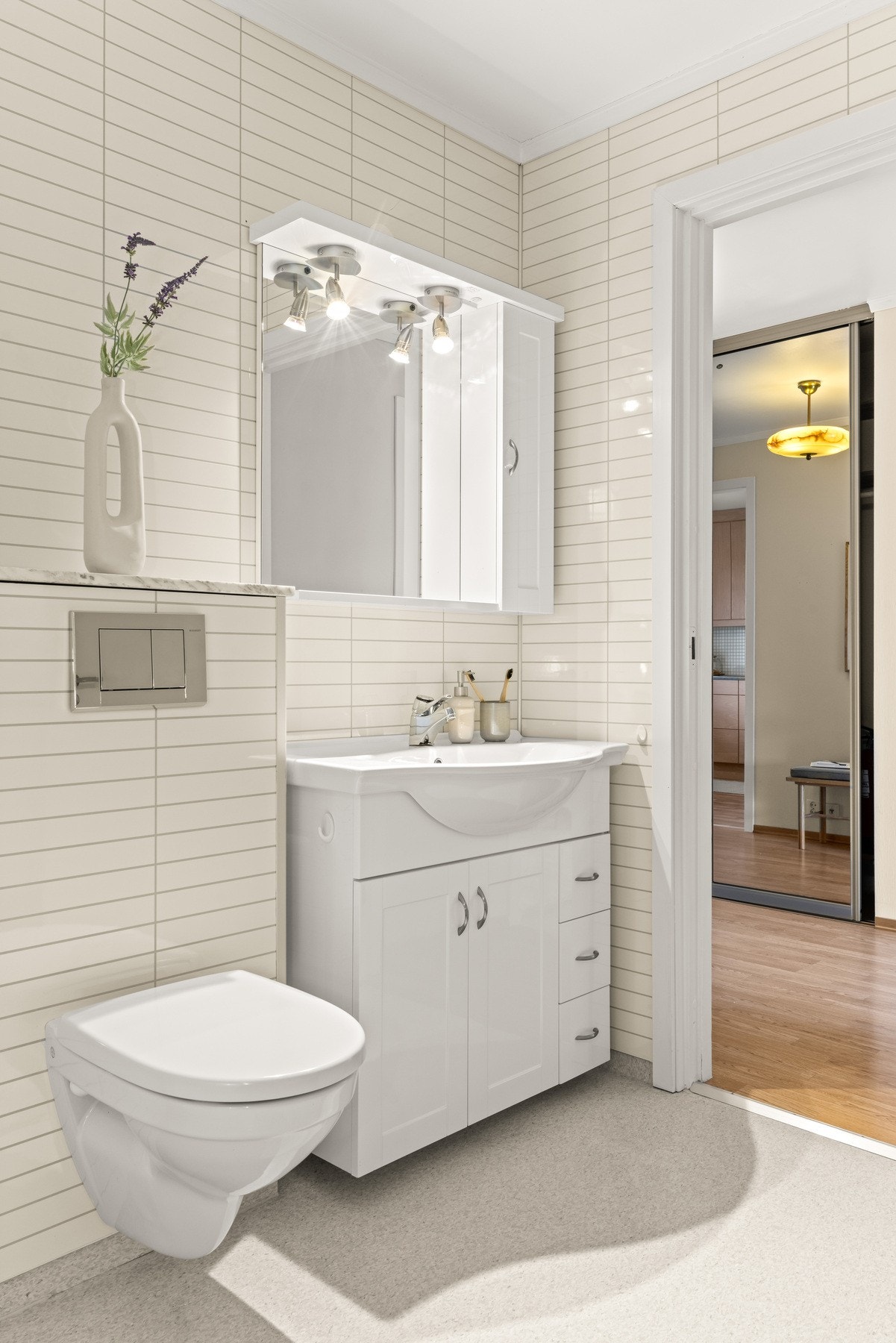 Badet har baderomsplater på veggene og vinylbelegg på gulvet. Galleribilde