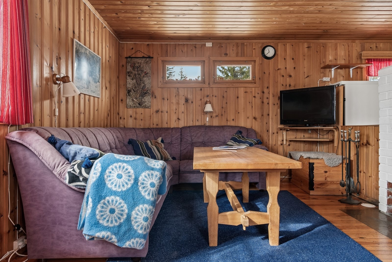 Hytta har en gjennomgående og tradisjonell stil som kler en klassisk fjellhytte. Galleribilde