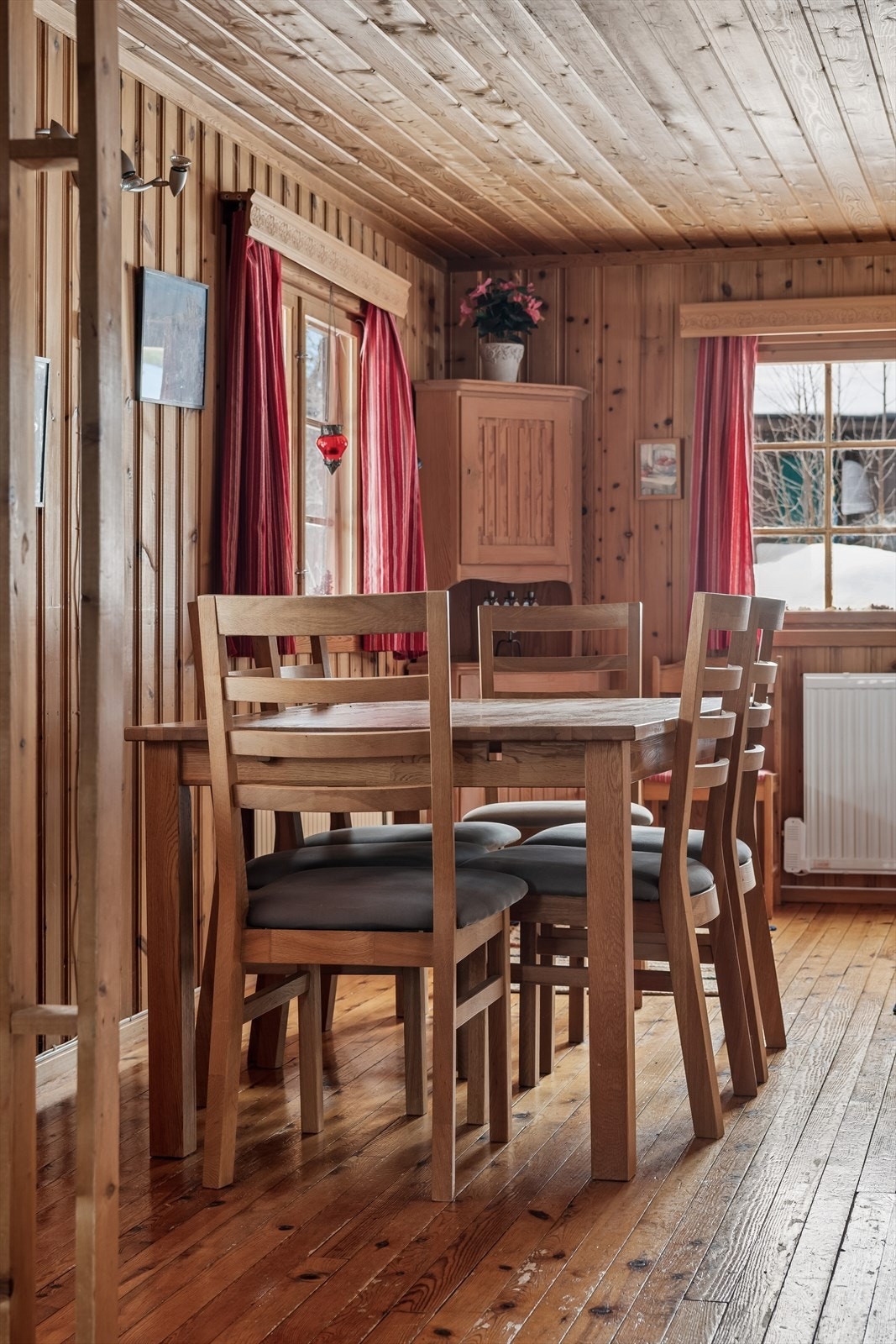 De originale tregulvene og panelveggene gir en lun atmosfære til rommene. Galleribilde