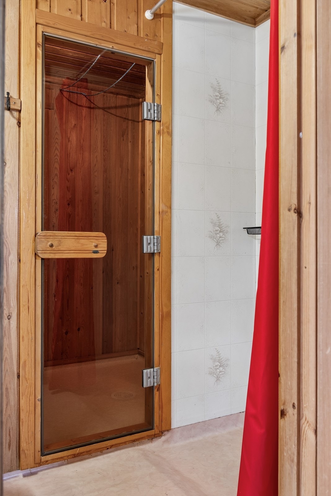 Fra badet er det direkte inngang til egen badstue. Galleribilde