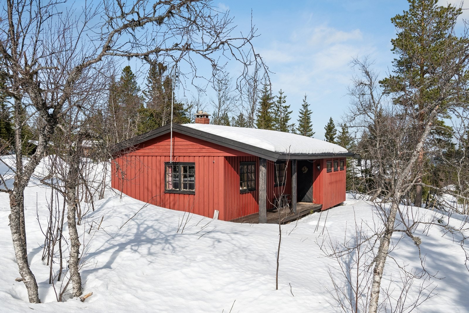 Klassisk fritidshytte fra 1976 beliggende i populære Fageråsen i Trysil. Her bor du med umiddelbar nærhet til naturen. Galleribilde