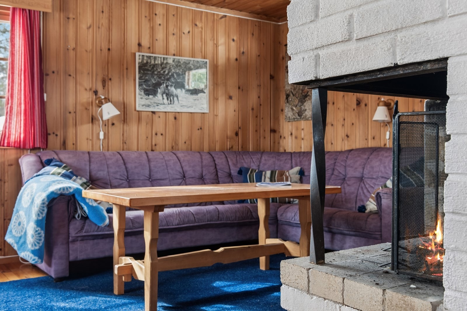 Den åpne teglsteinspeisen gir både varme og en klassisk hyttestemning. Galleribilde