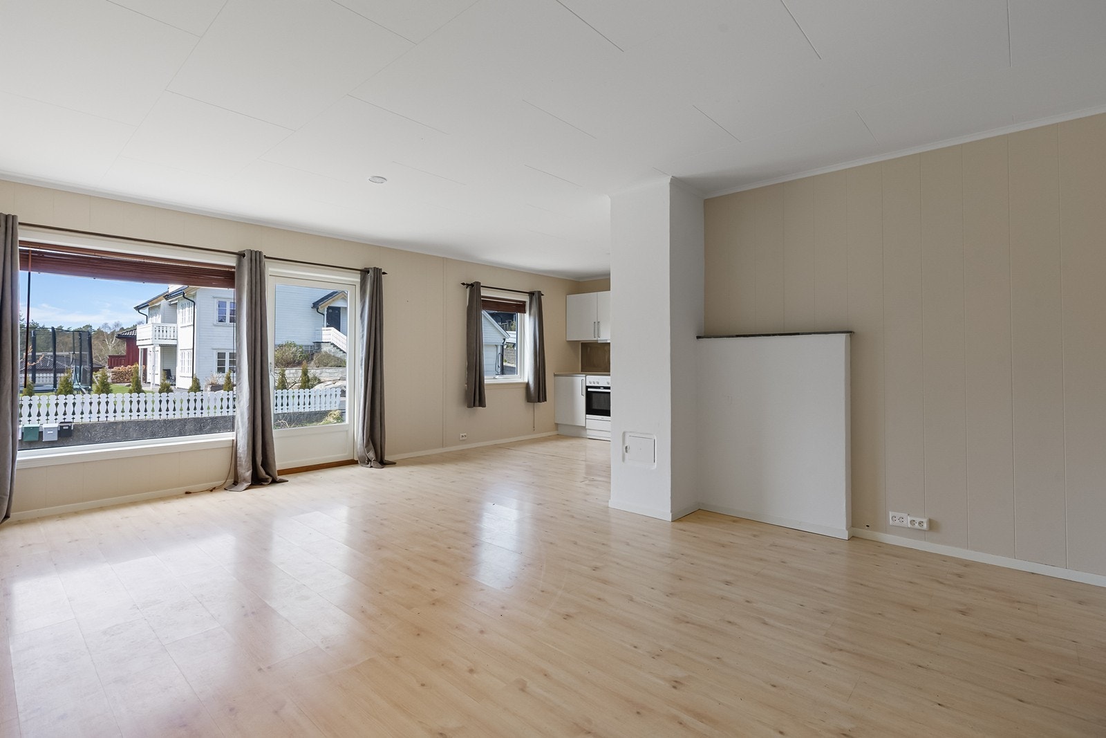 Stuen er formet som en L, og slutter med en halvveis åpen stue/kjøkken løsning. Perfekt for sosiale sammenkomster. Galleribilde
