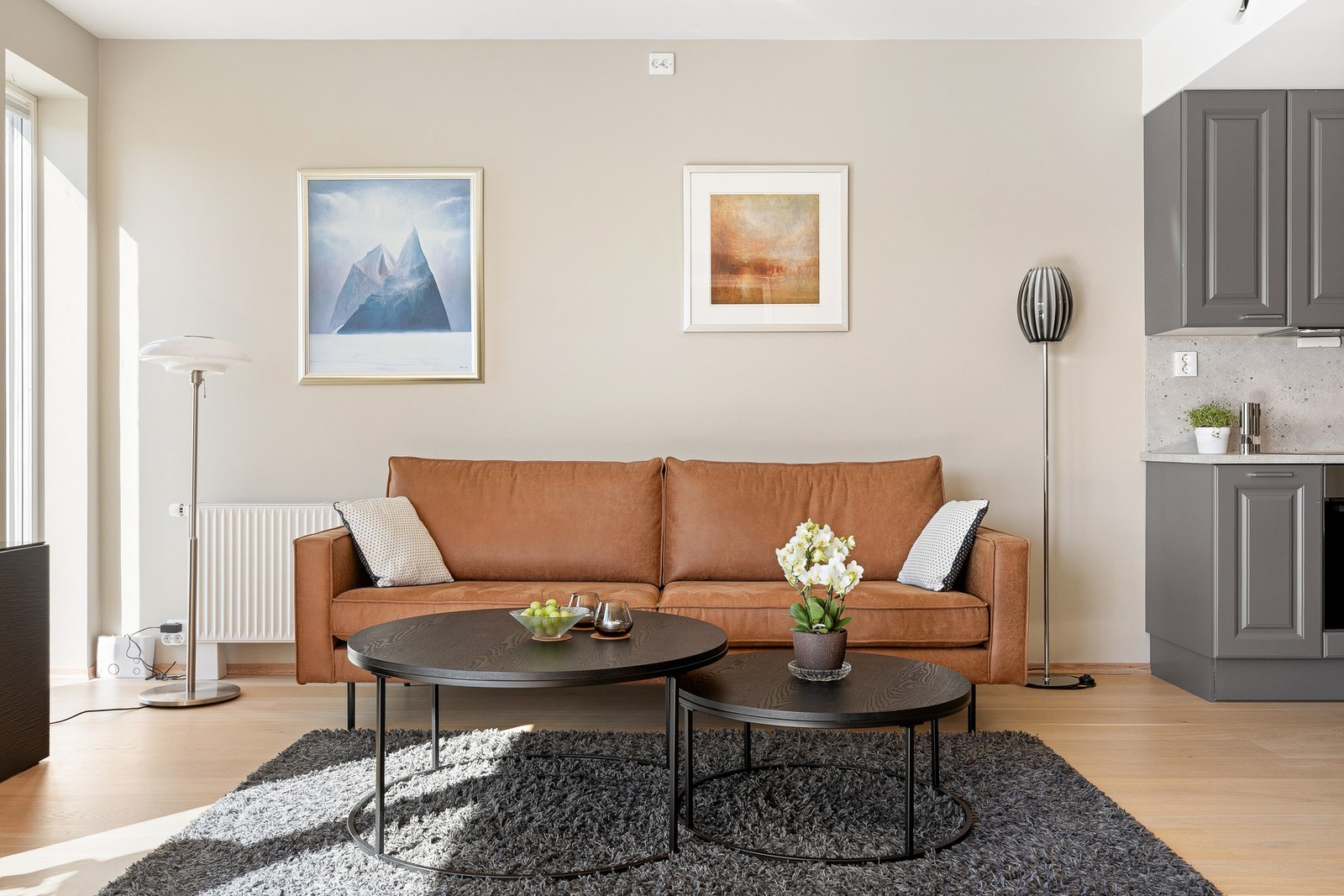 Boligen er utstyrt med fjernvarme og balansert ventilasjon som gir et godt inneklima året rundt. Galleribilde