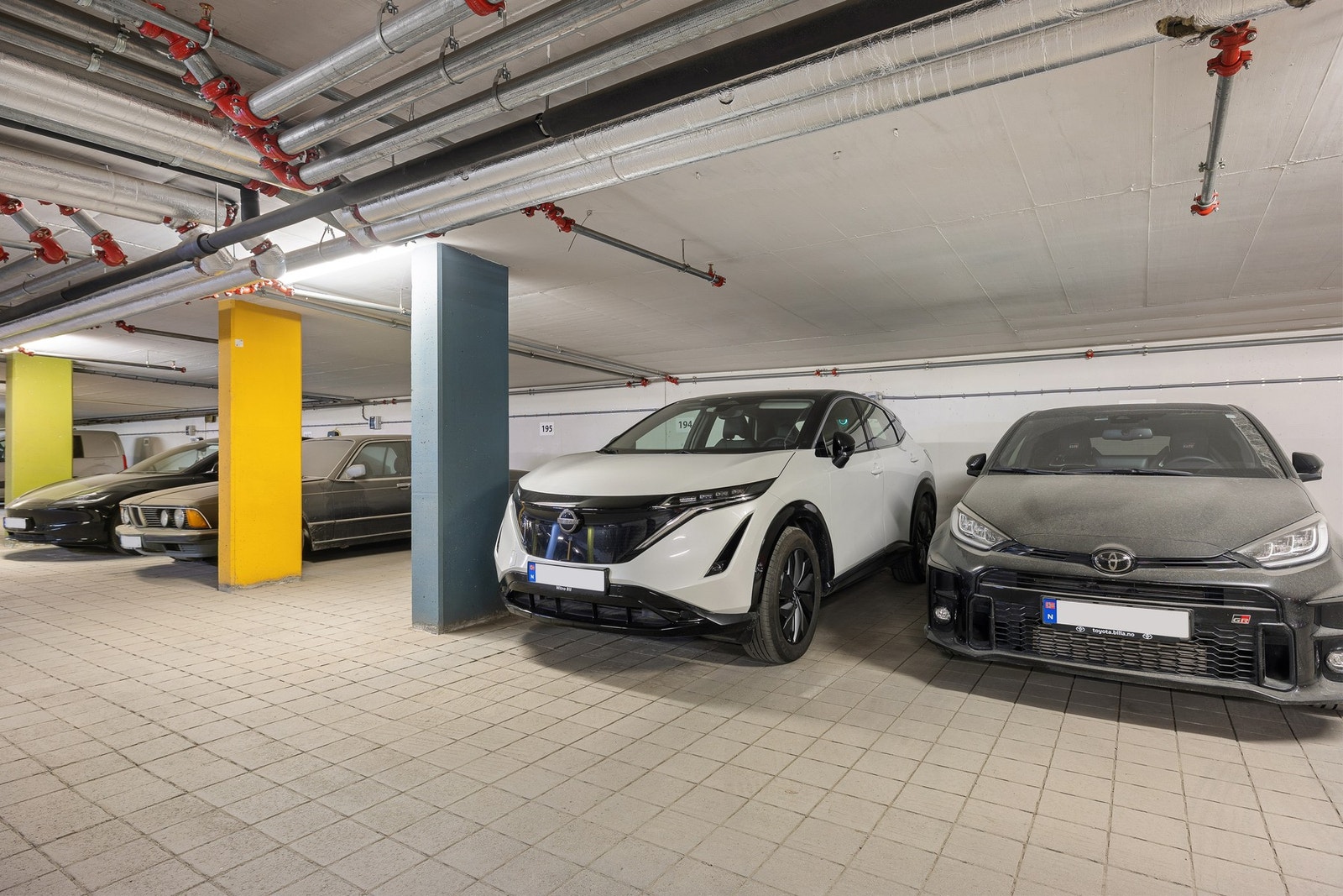 Det medfølger en parkeringsplass i felles P-kjeller. Galleribilde