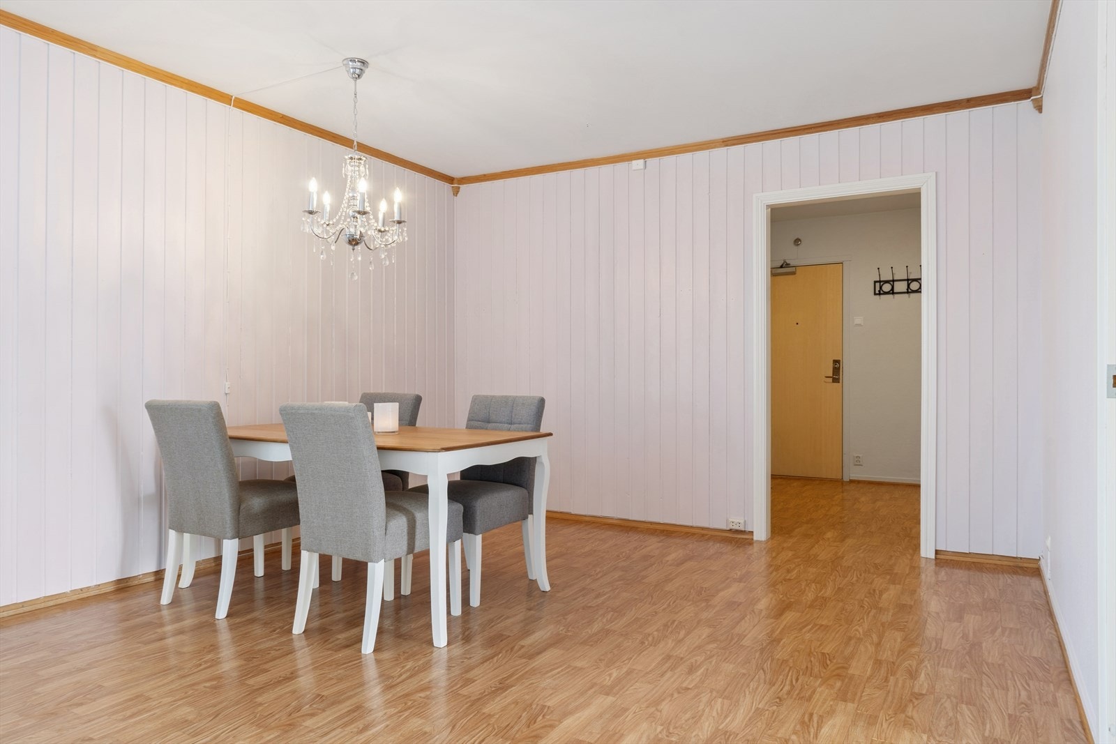 Spisestuedelen har god plass til et langbord for hyggelige sammenkomster. Galleribilde