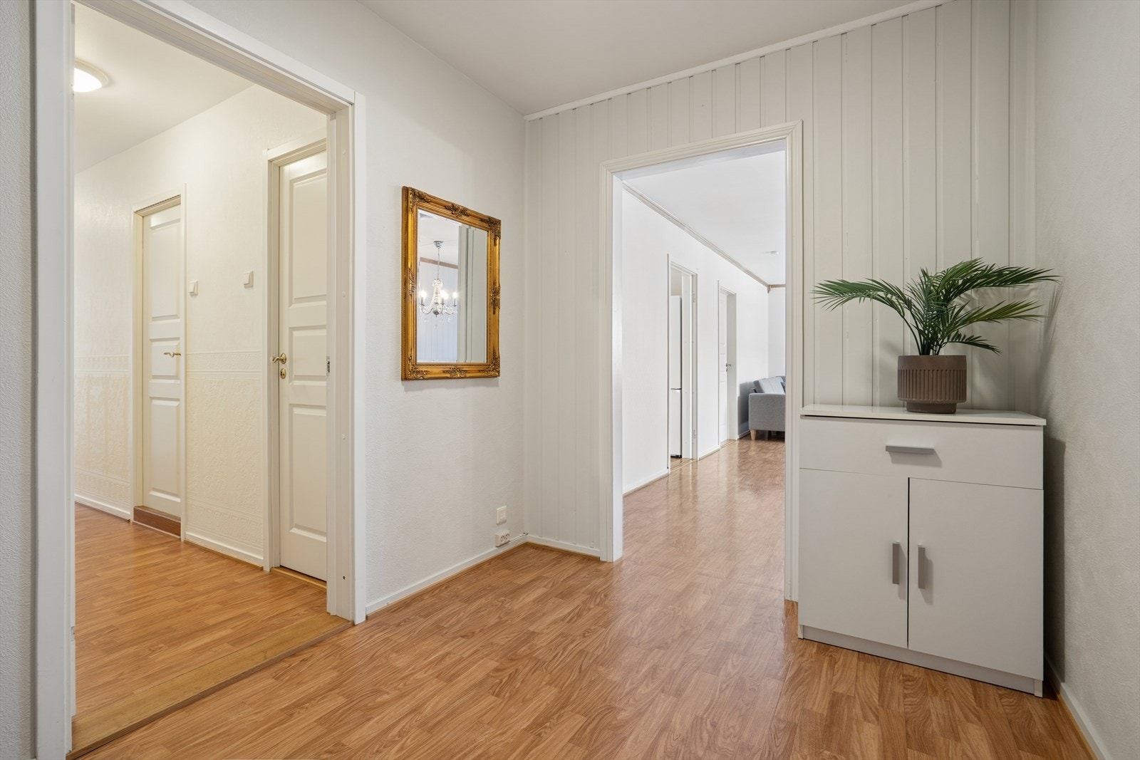 Fra gangen er det adkomst til leilighetens øvrige rom. Galleribilde