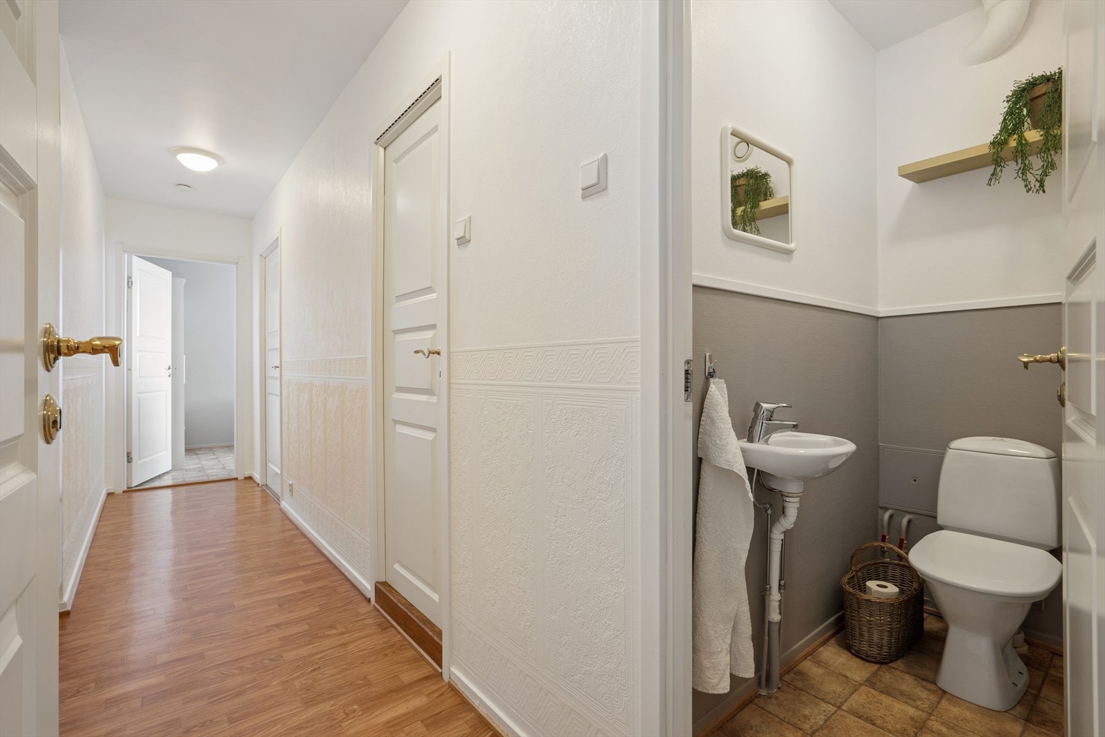 Praktisk med separat toalettrom i tillegg til hovedbadet. Galleribilde