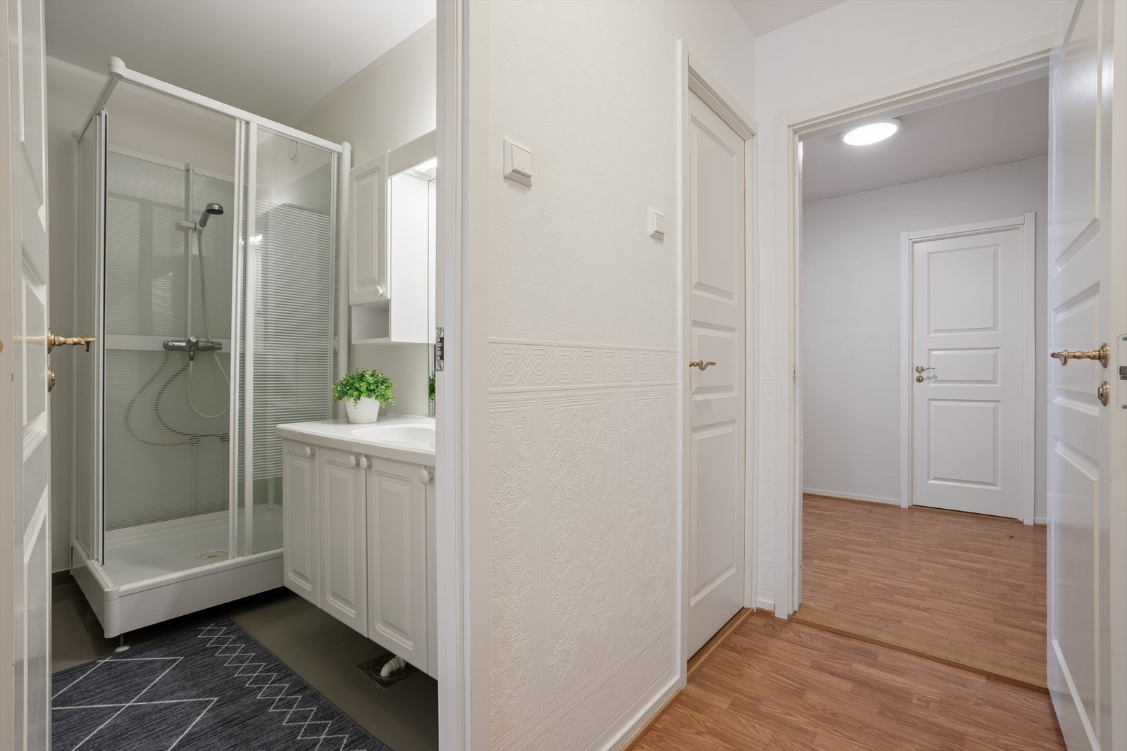 I gangen som leder mot soverommene, finner man badet og et separat toalettrom. Galleribilde