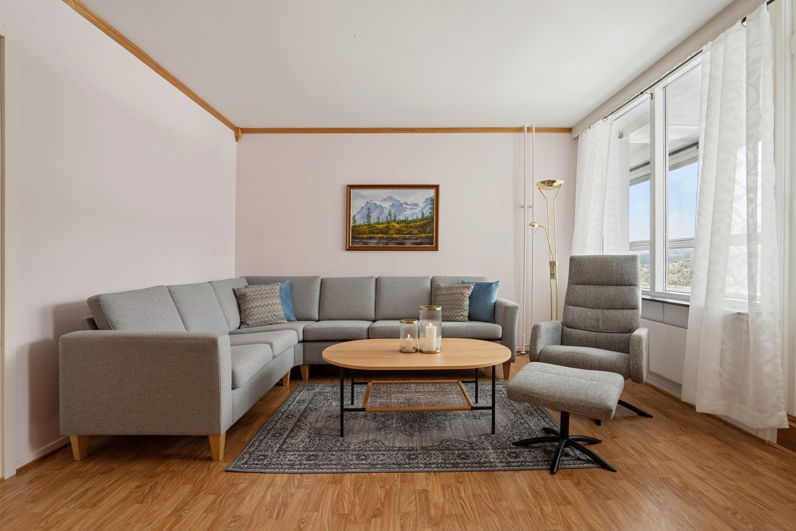 Store vindusflater gir godt med naturlig lys inn i stuen. Galleribilde