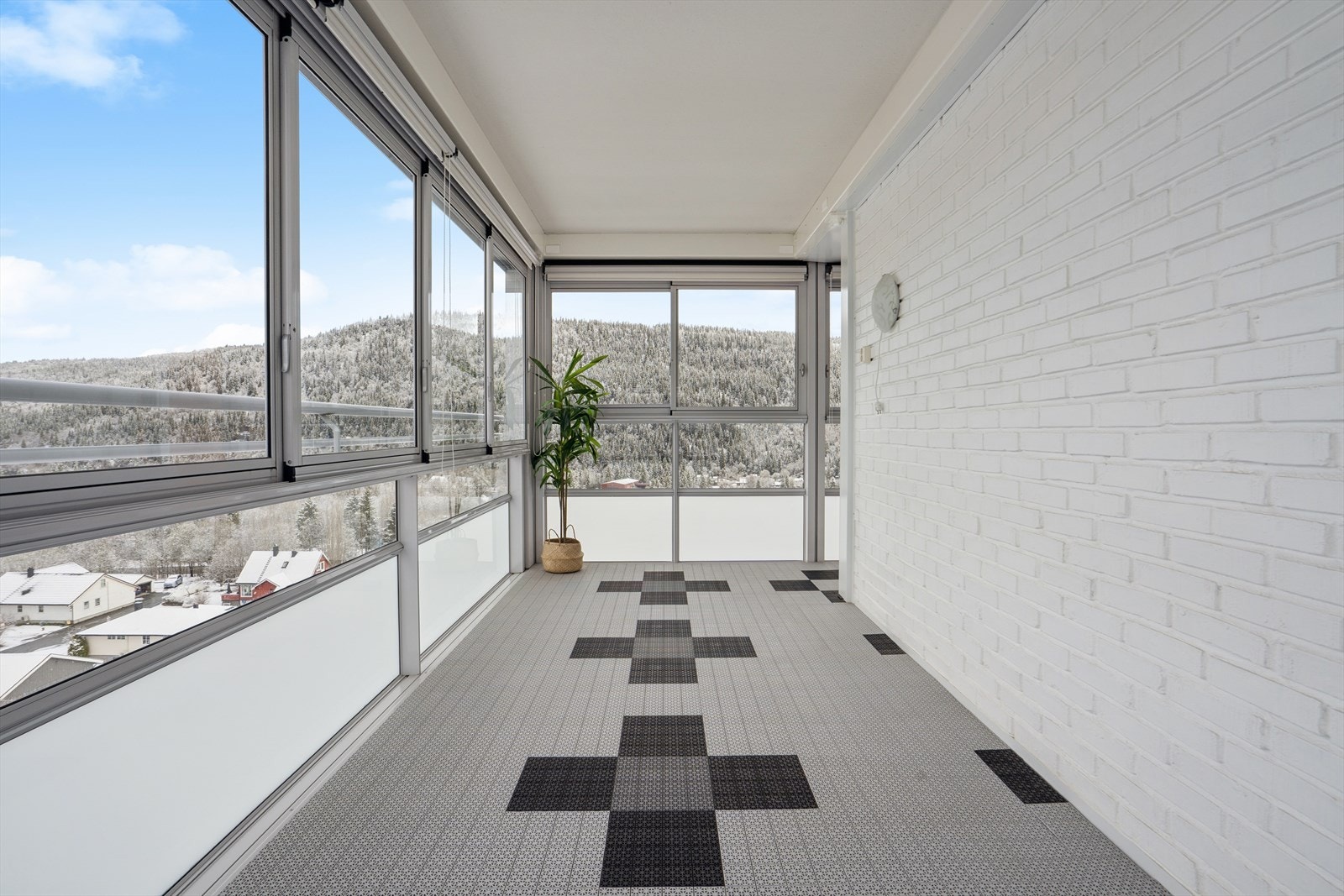 Skyvbare glassfelt gjør at balkongen kan åpnes helt opp på varme dager. Galleribilde