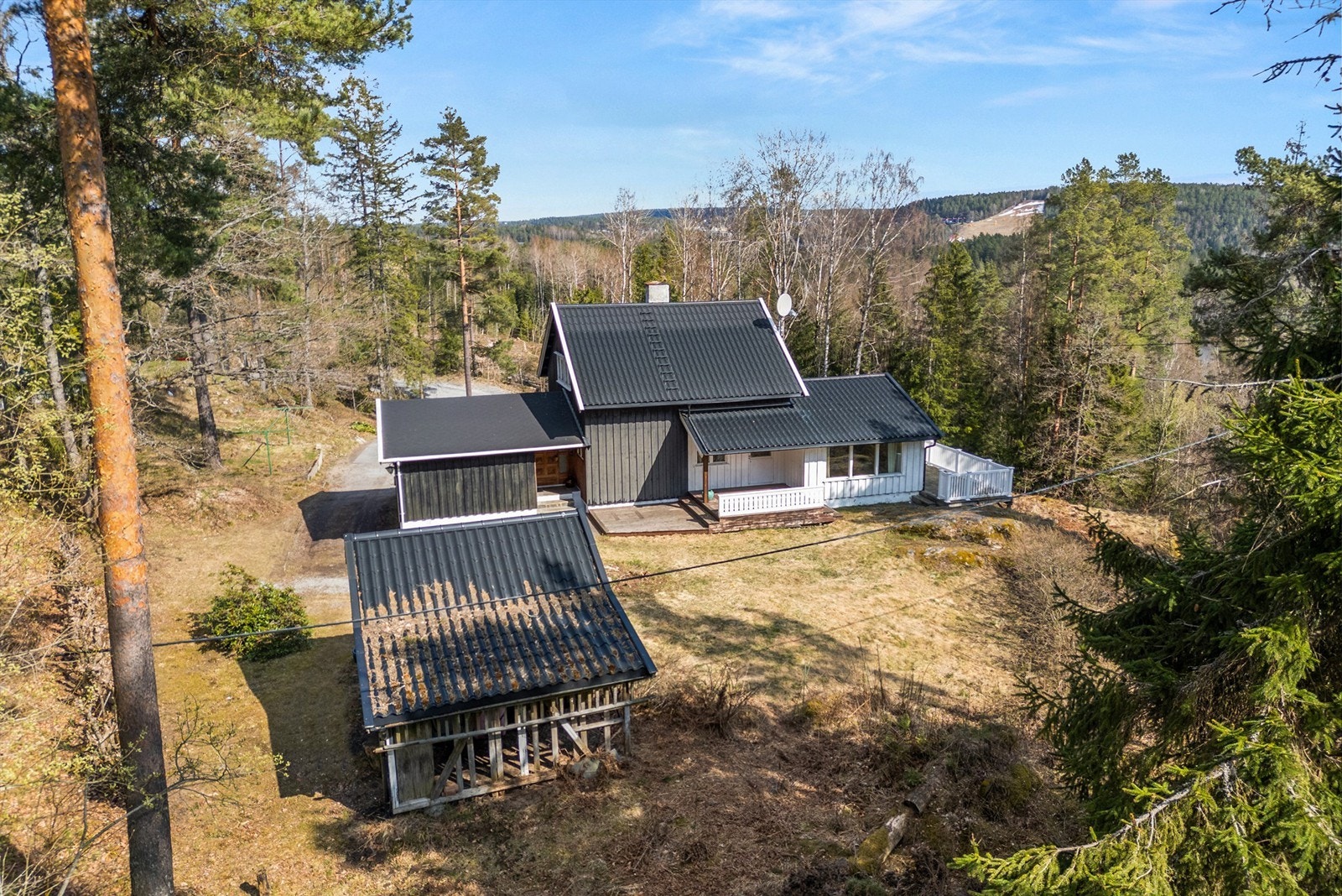 Nærhet til Kolbotn, her skimtes Ingierkollen i bakkant av bildet Galleribilde