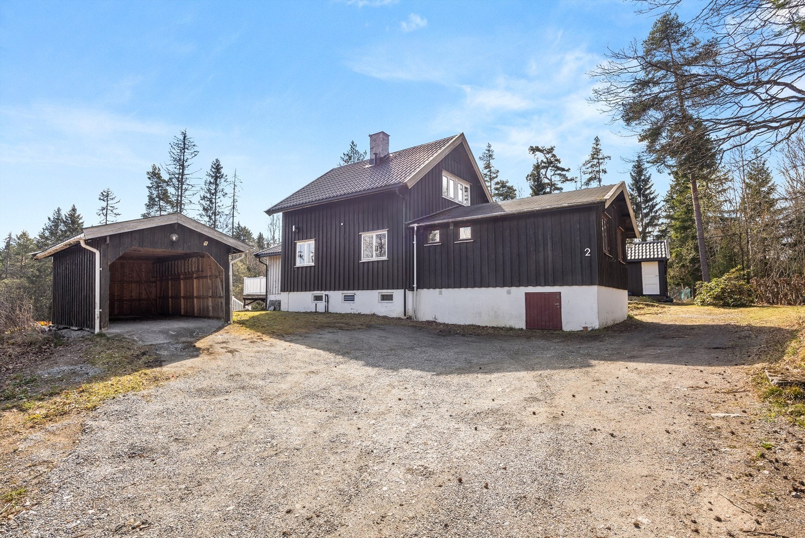 Gårdsplass og garasje Galleribilde