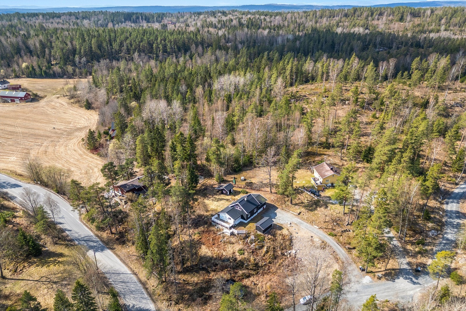 Drone - Landlig beliggende eiendom ved Sandvadtoppen på Svartskog. Boligen ligger hevet og fint til i terrenget med gode solforhold Galleribilde