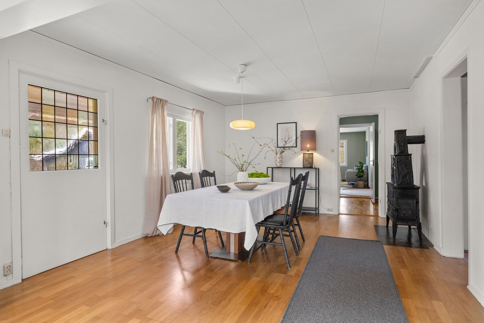 Spisestue med utgang til terrasse Galleribilde