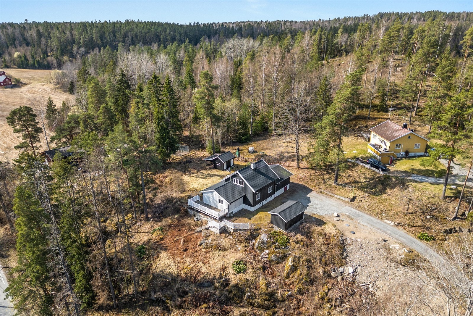 Drone - Eiendommen ligger på en naturtomt ca 2,6 mål som er hevet i terrenget over Gjersjøen. Nyere gråvannsanlegg på eiendommen fra 2025. Privat septikkanlegg. Galleribilde