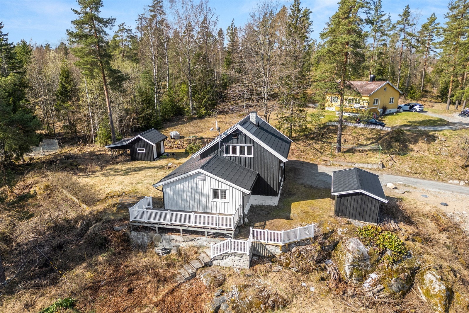 Drone- terrasse på ca 38 kvm med adkomst fra stue. Både terrassen, hagedel og trapp har fått nytt rekkverk i 2026 Galleribilde