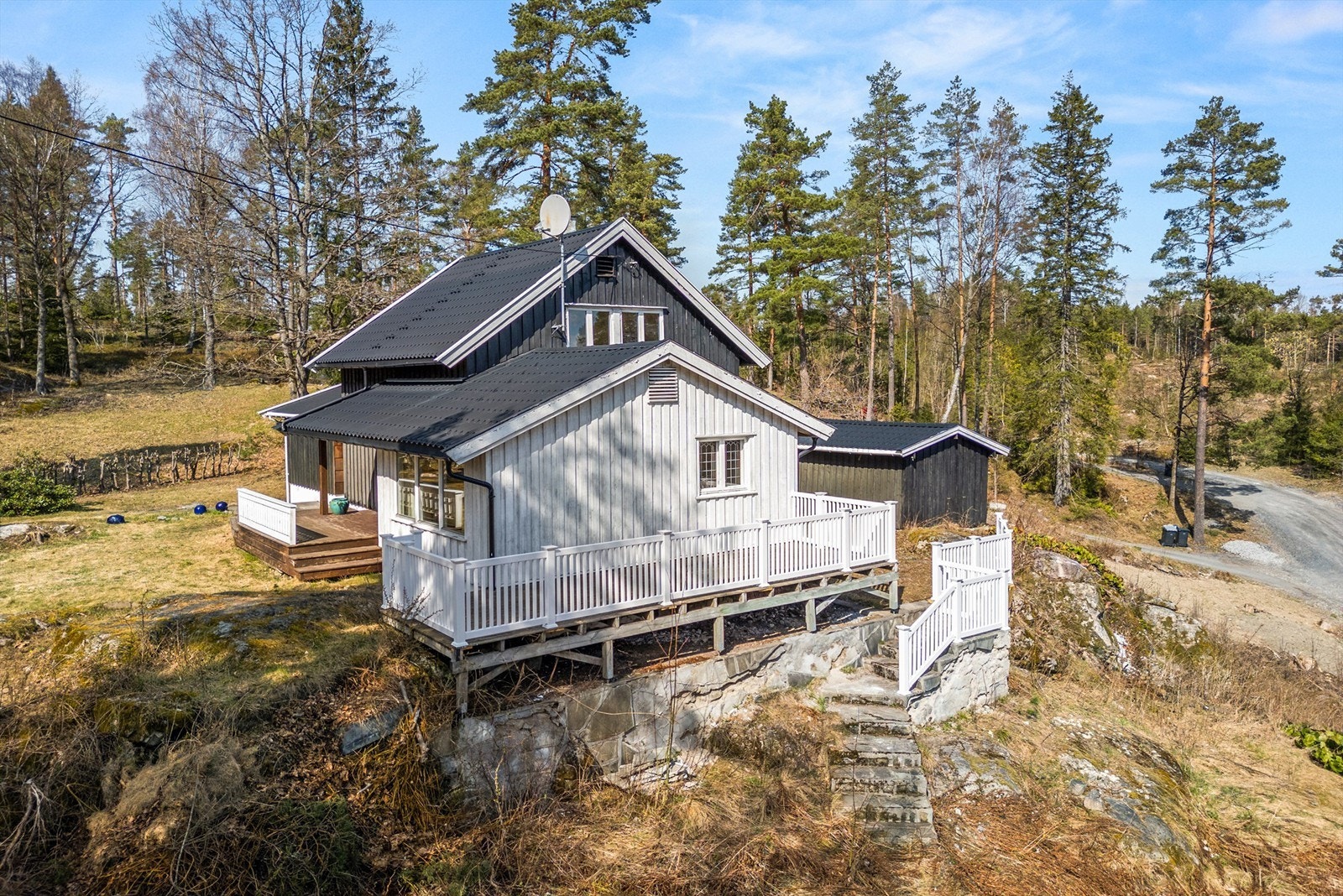 Terrasse med nytt rekkverk i 2026 (TG3 på forstøtningsmur) Galleribilde
