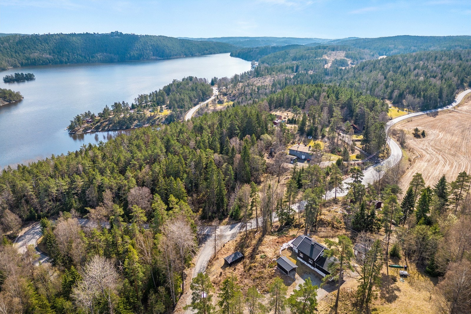 Drone - Mot Gjersjøen hvor eiendommen sees i nedre del av bildet Galleribilde
