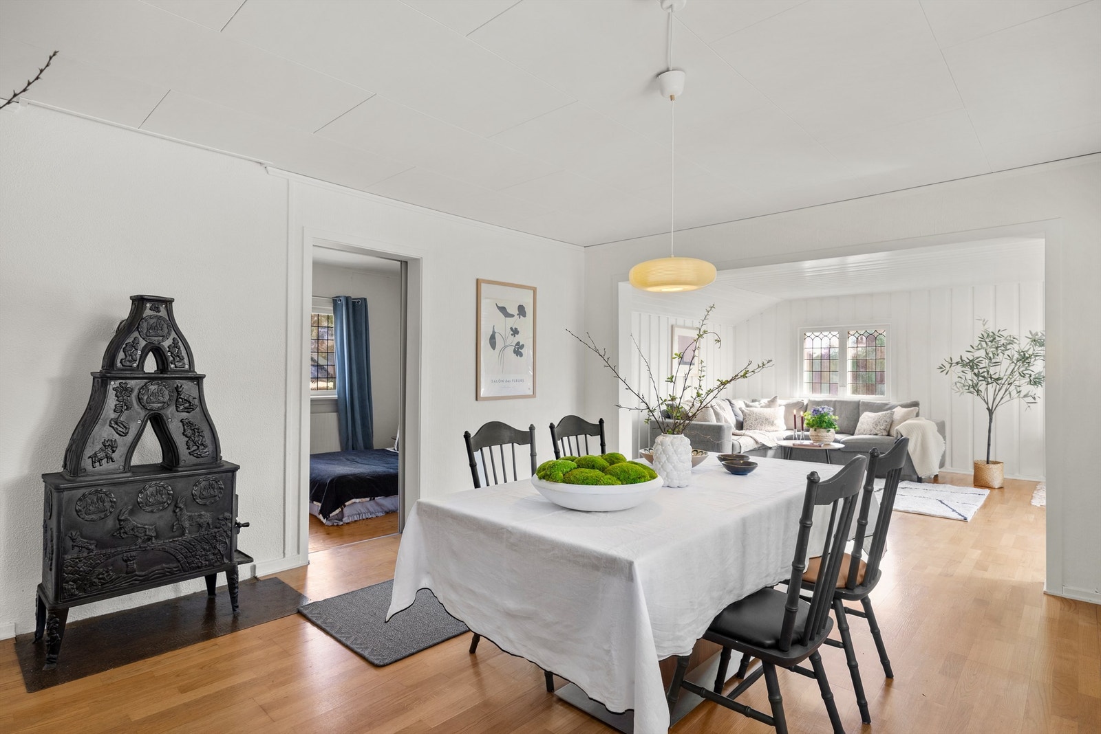 Stue/spisestue med peis for vedfyring Galleribilde