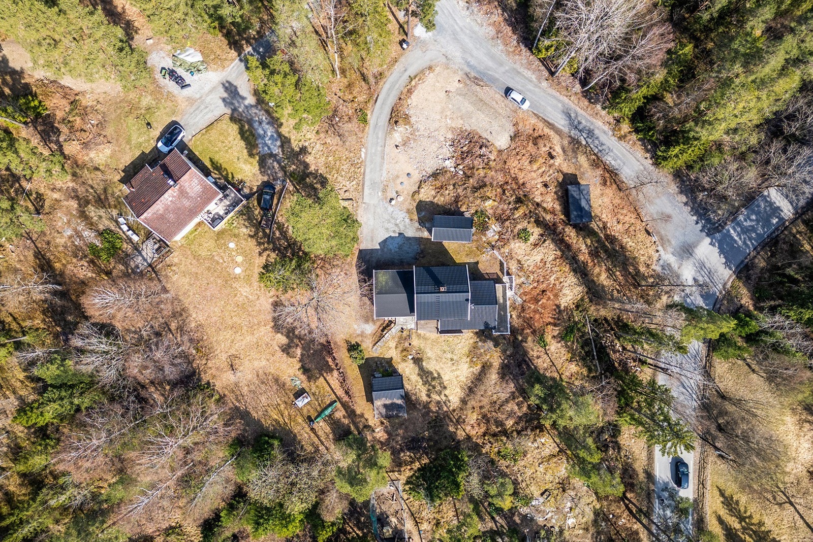 Drone - Opprinnelig enebolig fra 1958 med tilbygg fra 1979, uthus/bod samt garasje fra ca 1967 og carport fra ca 1996 Galleribilde