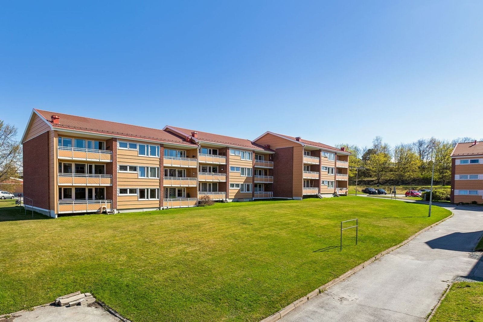 Eiendommen har en attraktiv beliggenhet på populære Moholt, med nærhet til både NTNU, gode kollektivforbindelser og et bredt utvalg av servicetilbud. Galleribilde