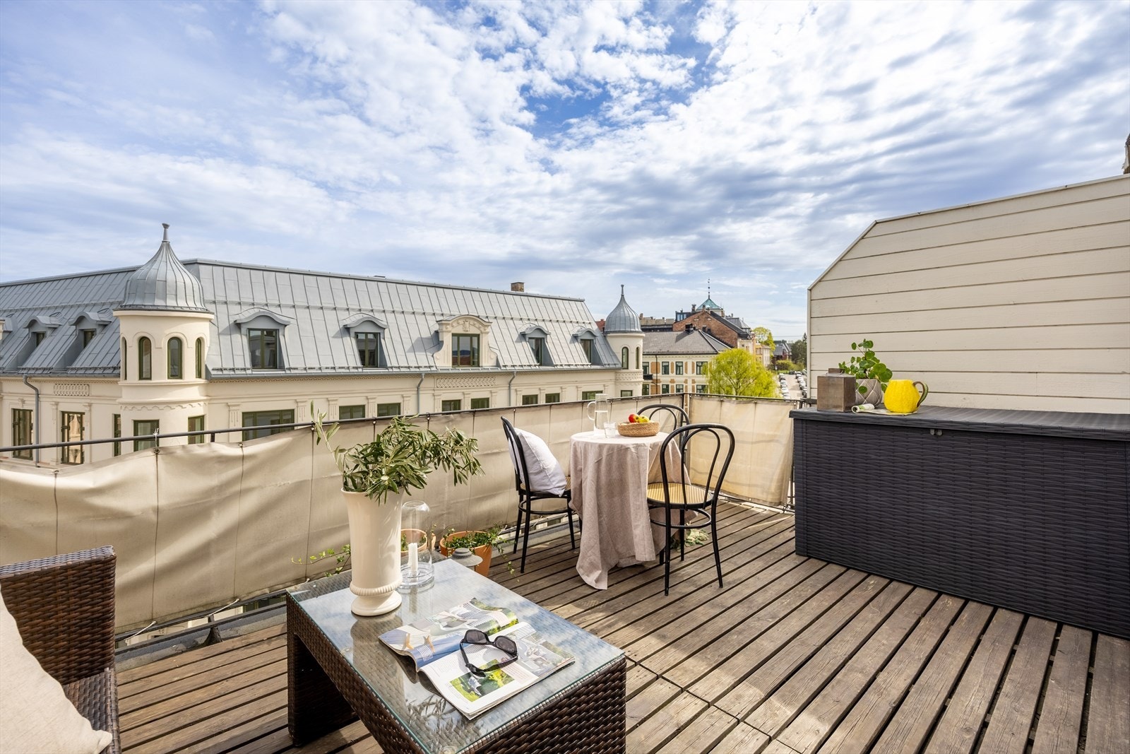 Nyt solen på to private takterrasser med plass til både sittegruppe og beplantning Galleribilde