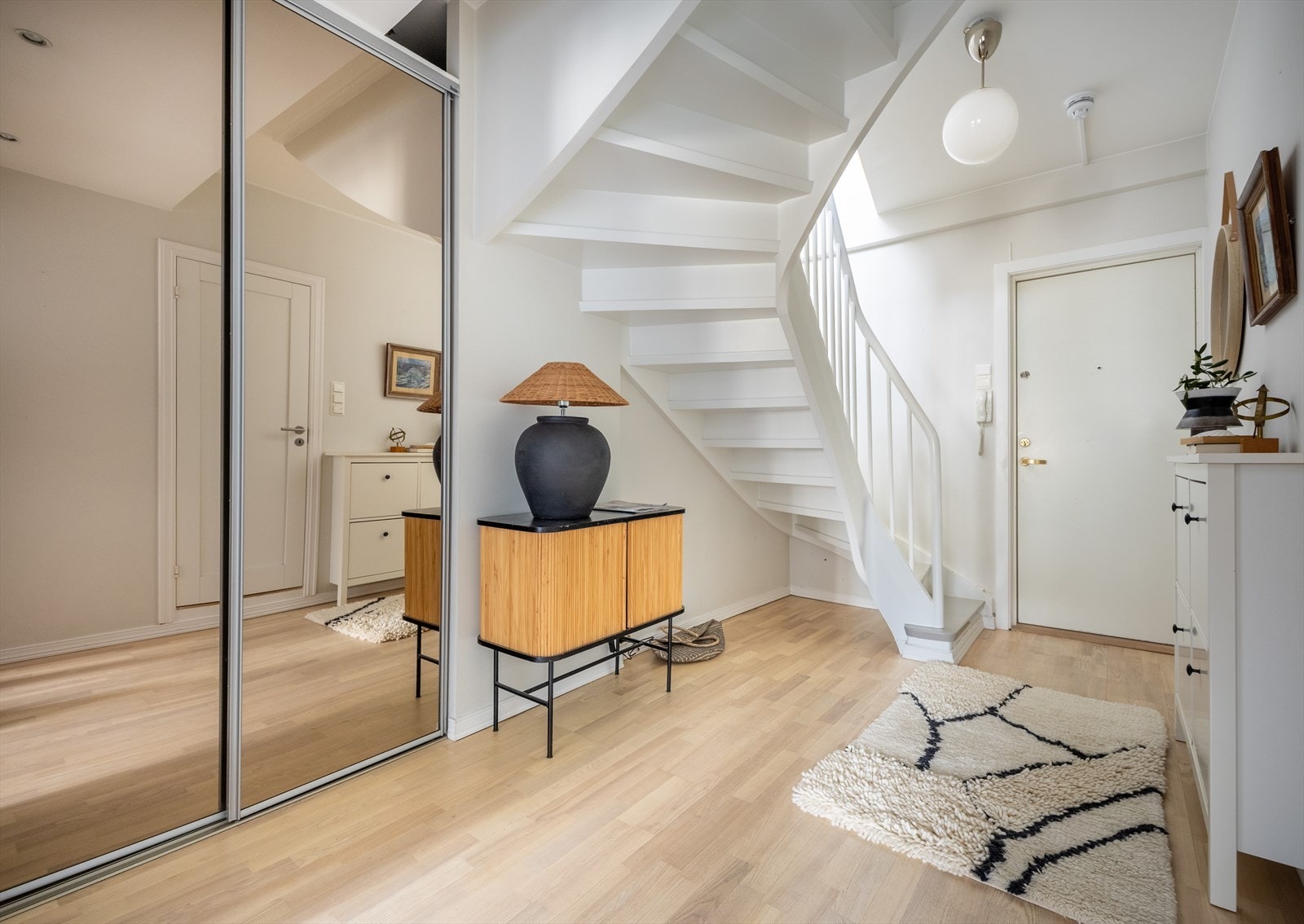 Stor og romslig gang med skyvedørsgarderobe Galleribilde