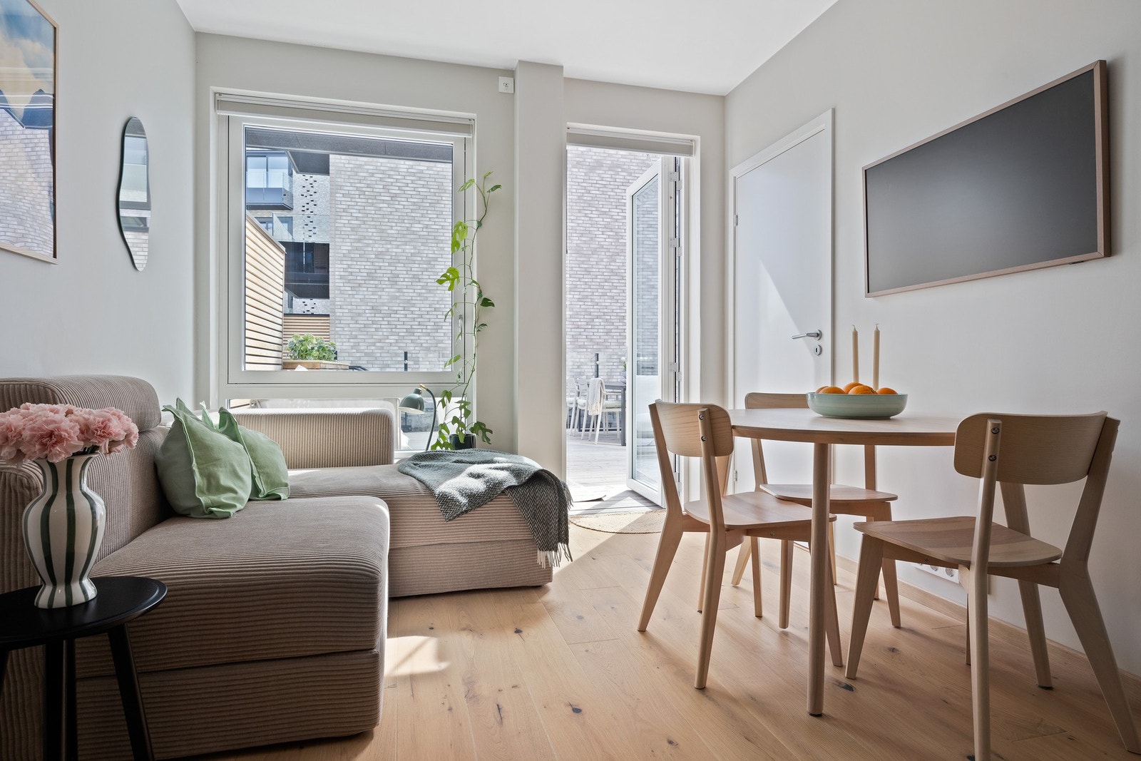 Lys stue med store vinduer og utgang til terrasse Galleribilde
