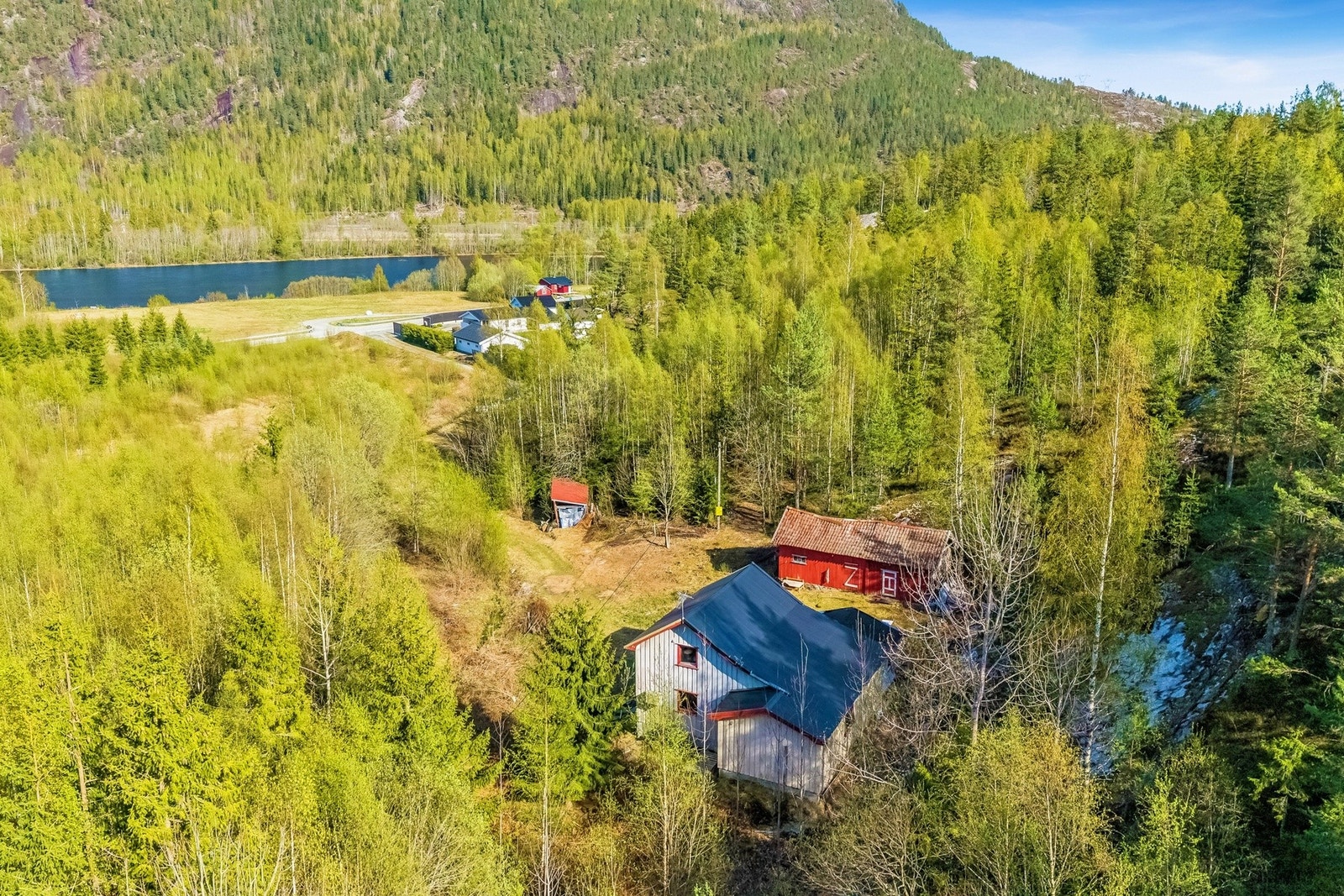 Det er lagt nye takplater, så taket er godt på vei til å bli tett. Galleribilde
