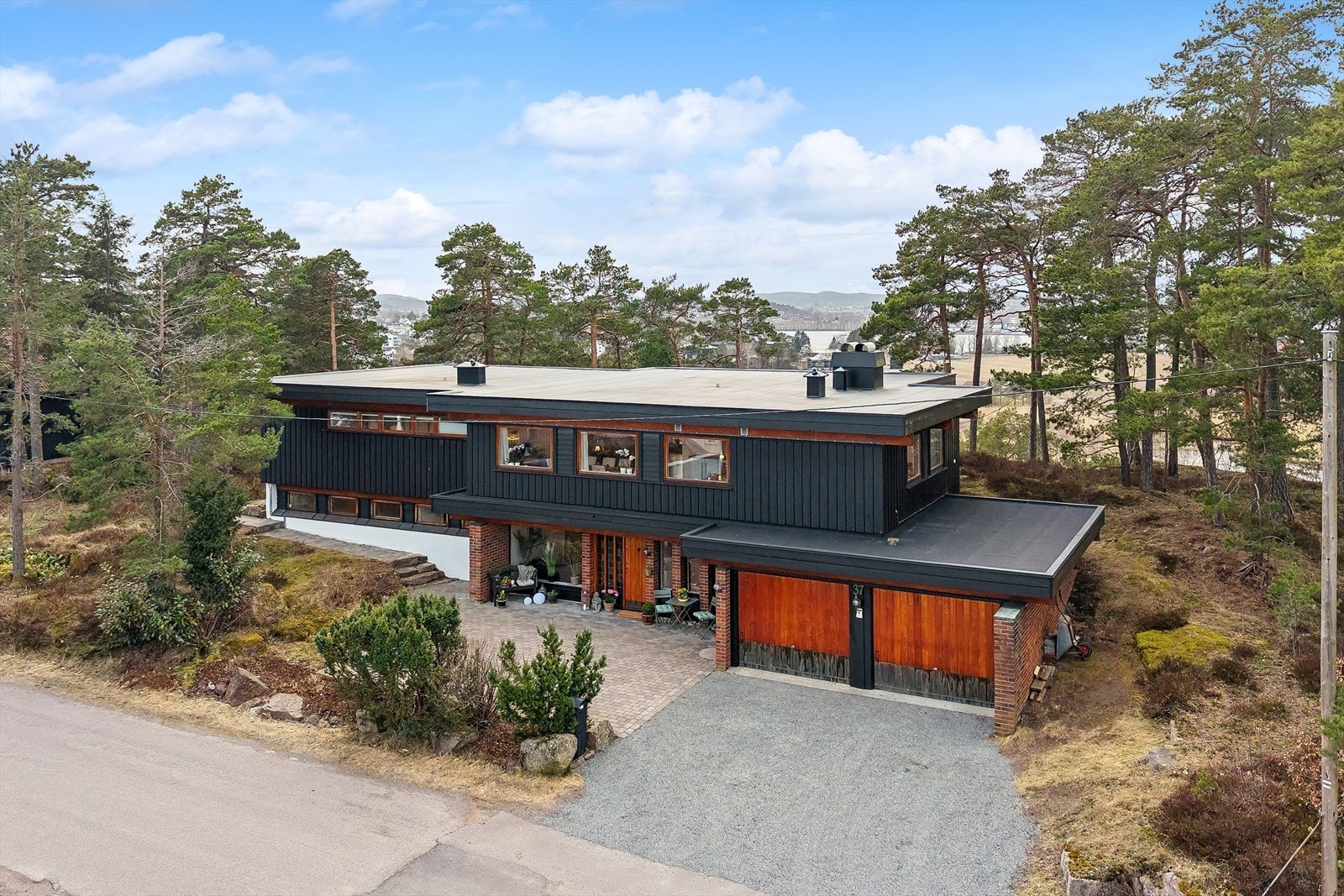 Nydelig arkitekttegnet enebolig beliggende på romslig utsiktstomt i meget populært område i Husvikåsen Galleribilde