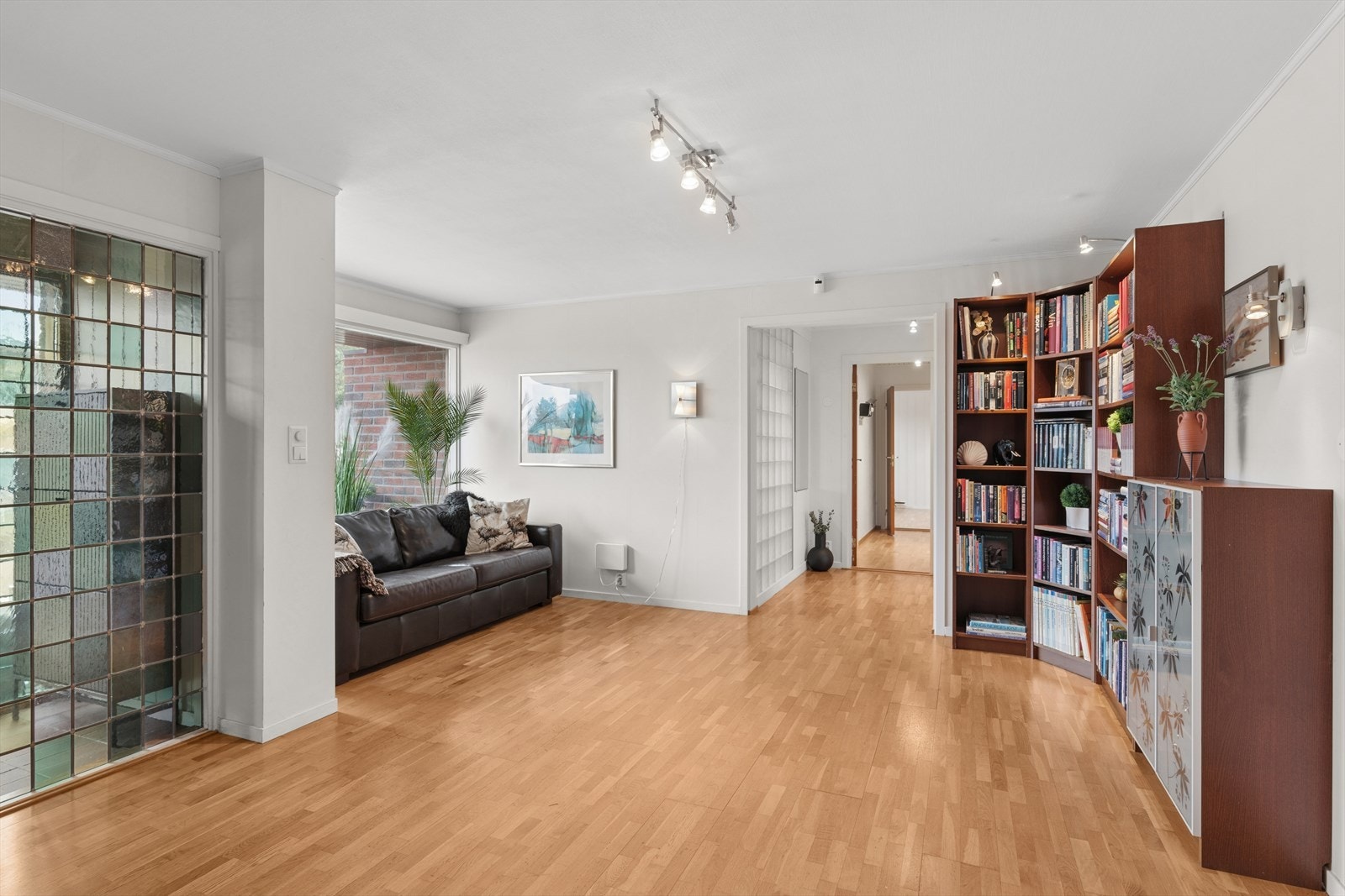 Fra entrè kommer man inn i den store hallen - med stilren parkett på gulv og malte vegger Galleribilde