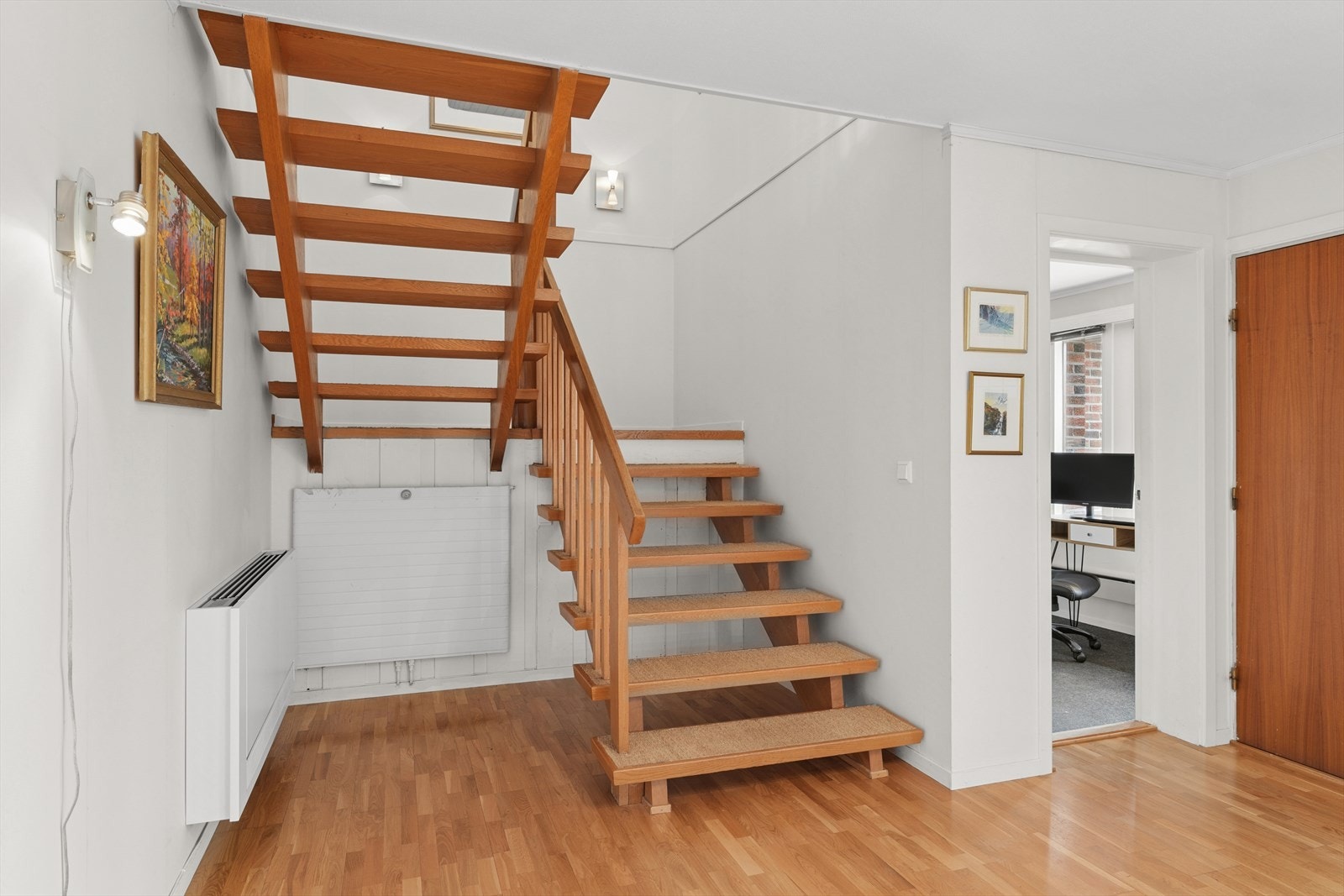 Her kan man følge den originale trappen opp til hovedetasjen Galleribilde