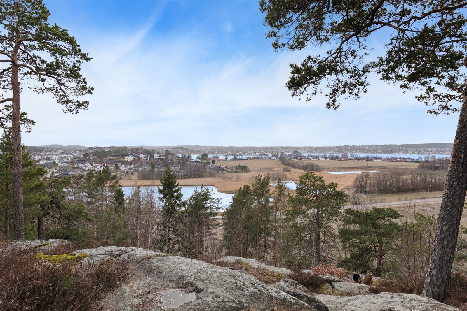 Eiendommens beliggenhet, arkitektur og ikke minst sol- og utsiktsforhold gjør den til et sjeldent objekt i markedet Galleribilde