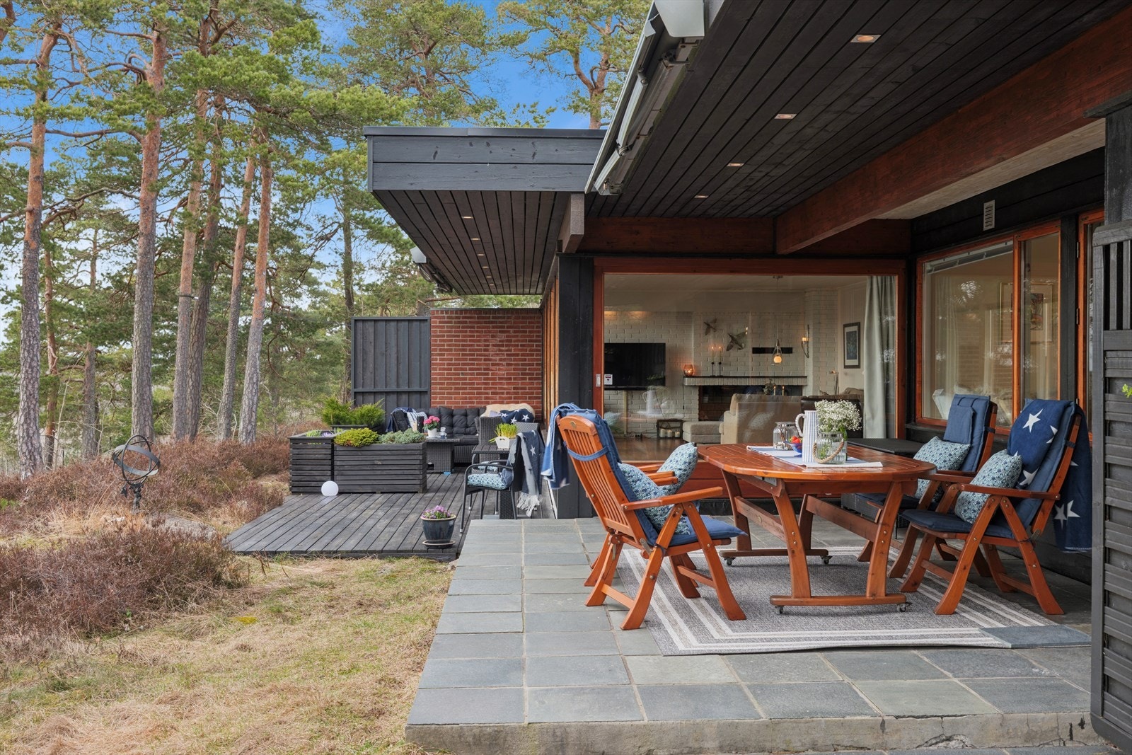 Eiendommen byr på en romslig tomt - som er vakkert opparbeidet som naturtomt Galleribilde