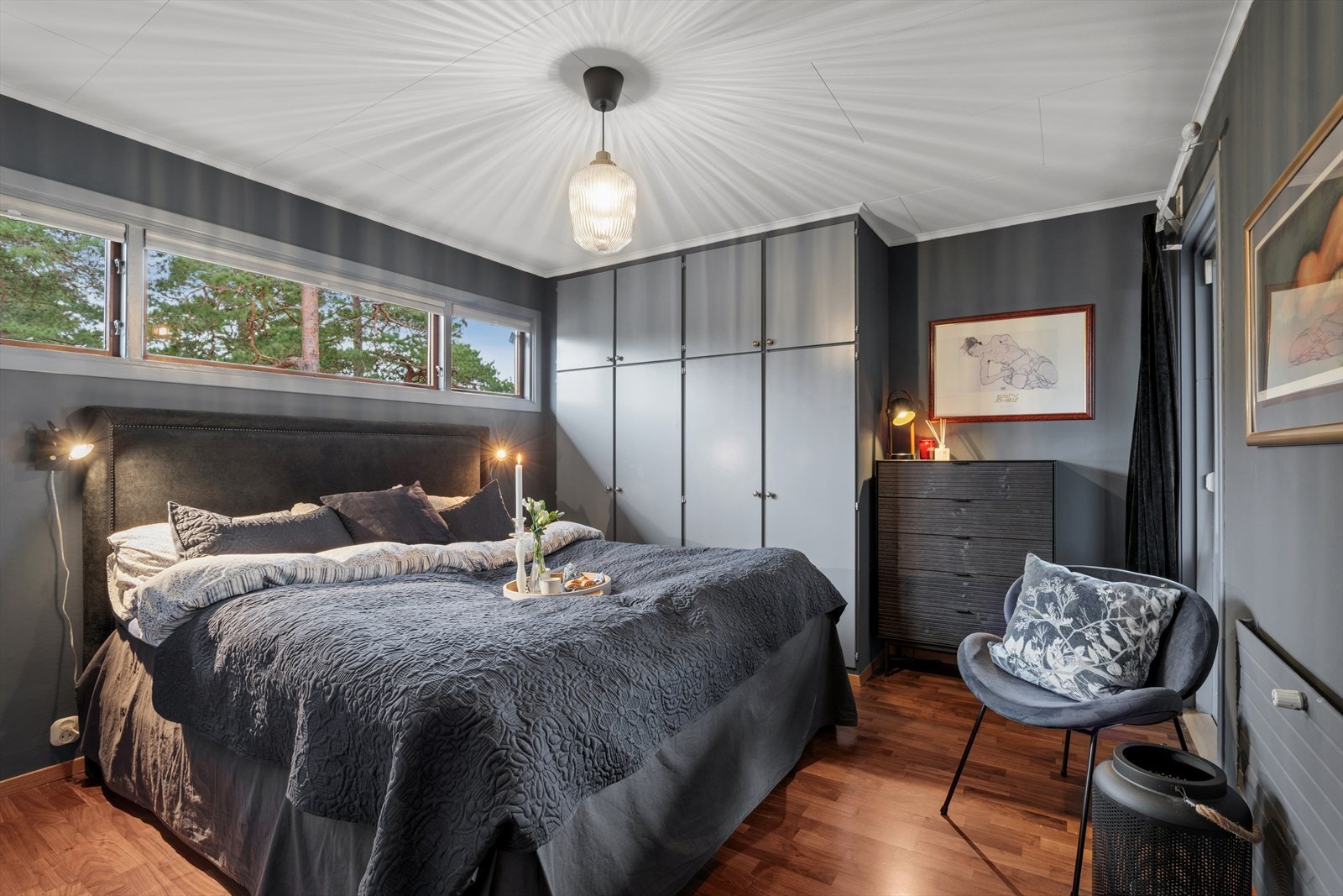 Hovedsoveværelset er holdt i moderne mørke nyanser og har langsgående skaprekke for ham og henne Galleribilde