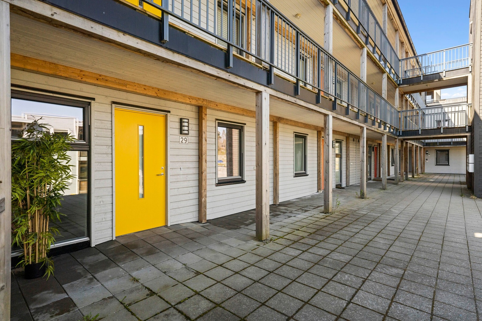 Det er trappefri adkomst til leiligheten og det er heis til garasjekjeller. Galleribilde