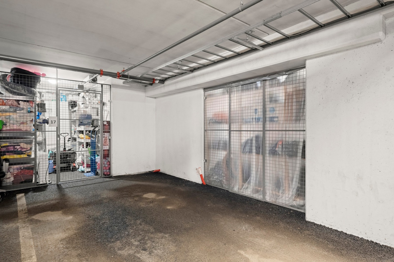 Det er garasjeplass med mulighet for EL-bil lader i garasjeanlegg og innvendig bod samt bod i kjeller på 5 kvm. Galleribilde