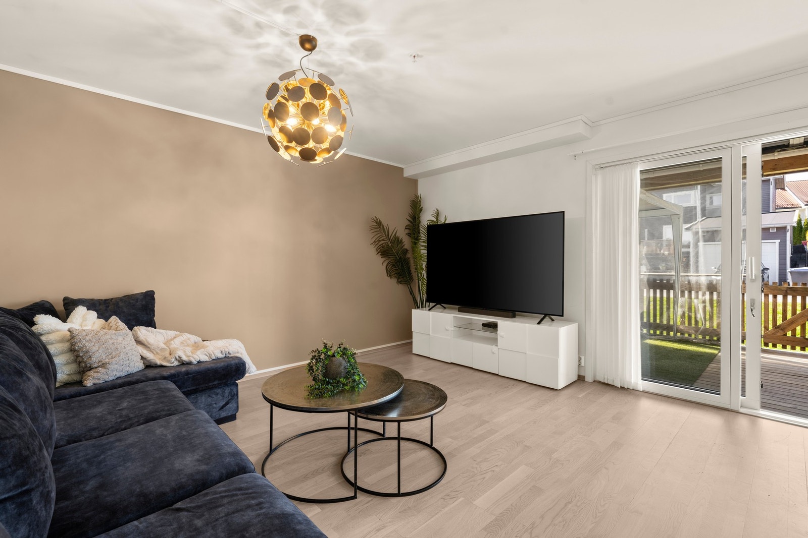 Stuen har plass til både spisebord og sofakrok. Galleribilde