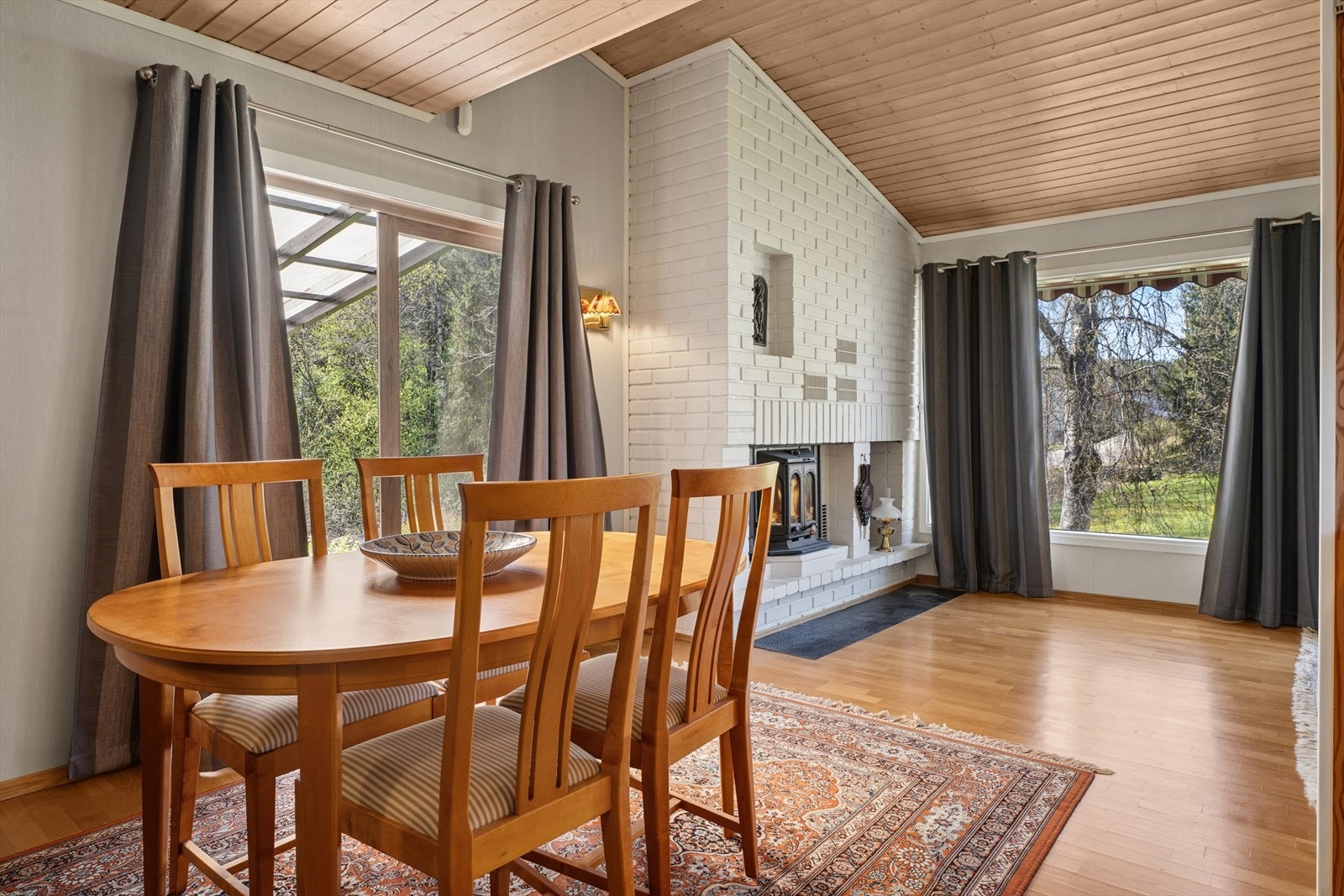 Stuen har god plass til både sofagruppe og spisestueløsning. Galleribilde