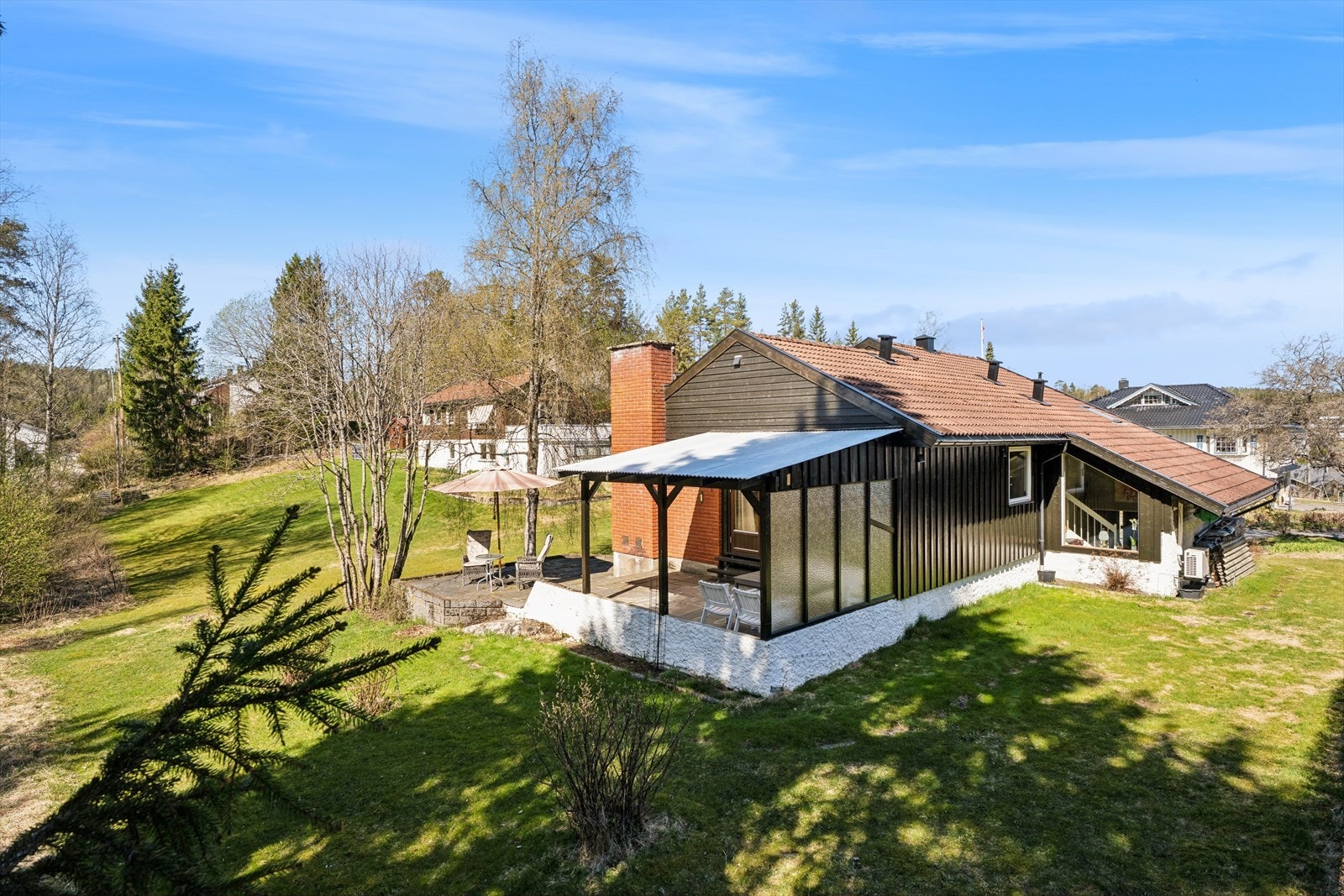 Boligen har flere uteplasser, inkludert en stor, skiferbelagt terrasse med delvis overbygg. Galleribilde
