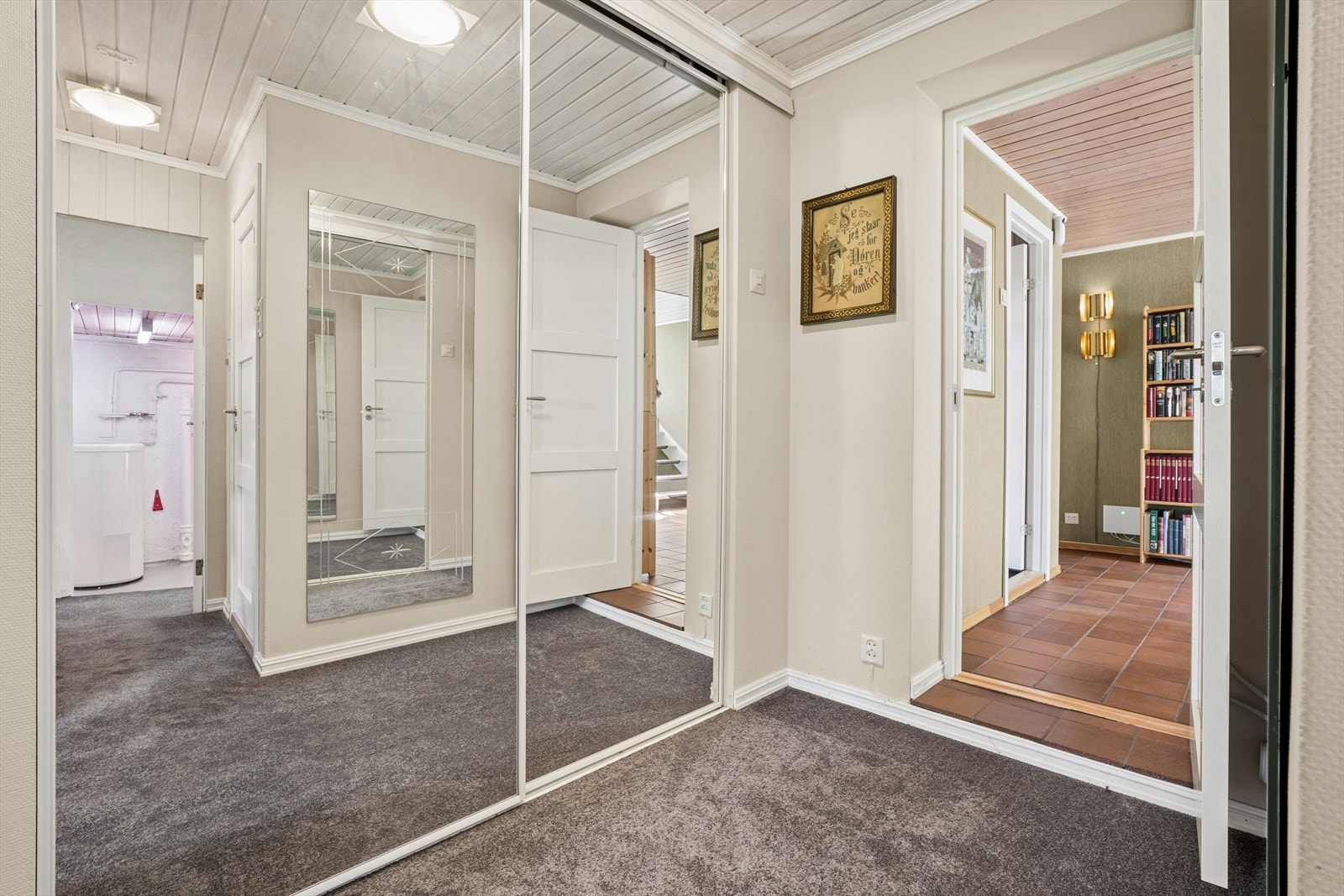 I gangen i underetasjen er det god plass til oppbevaring i skyvedørsgarderobe. Galleribilde