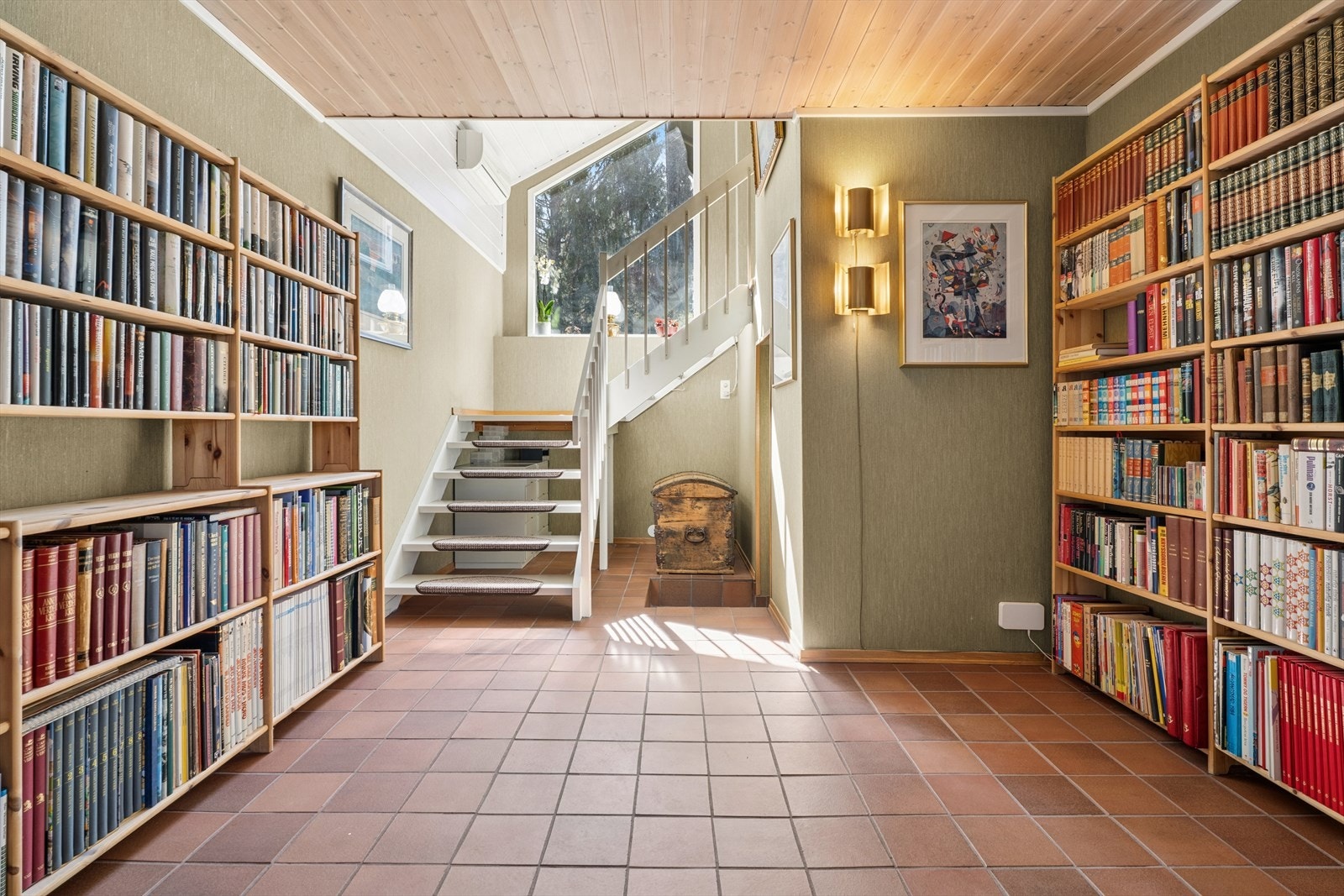 Trapperommet i enden av hallen i underetasjen, binder de to etasjene sammen og har et stort vindu som gir godt med dagslys. Galleribilde